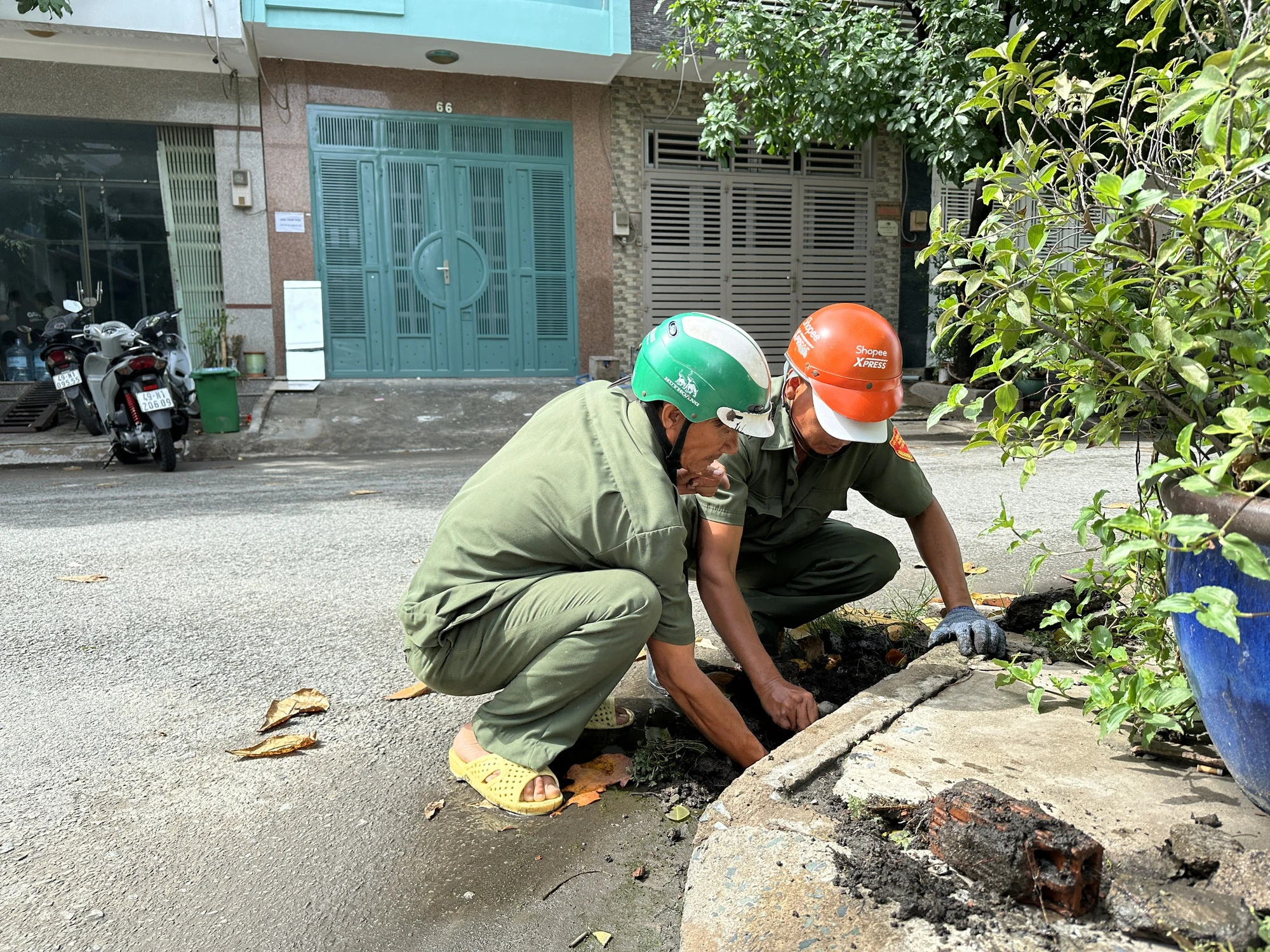 la-lung-khu-dan-cu-bit-het-mieng-cong-mua-ngap-lien-tuc (30).jpg