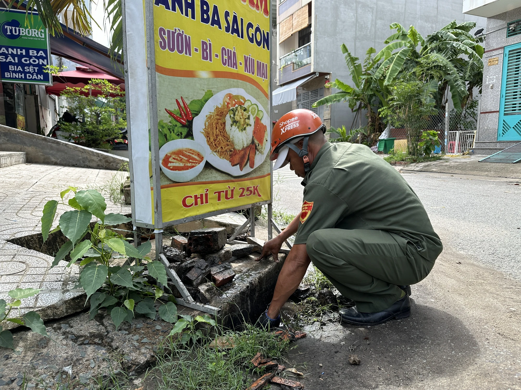 la-lung-khu-dan-cu-bit-het-mieng-cong-mua-ngap-lien-tuc (40).jpg