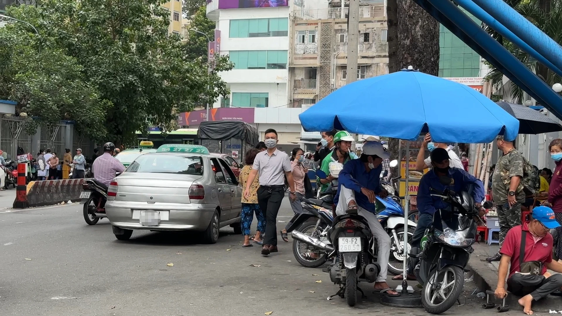 vach-tran-tro-xao-thuat-cua-tai-xe-taxi-trao-tien-khach-du-lich (1).jpg