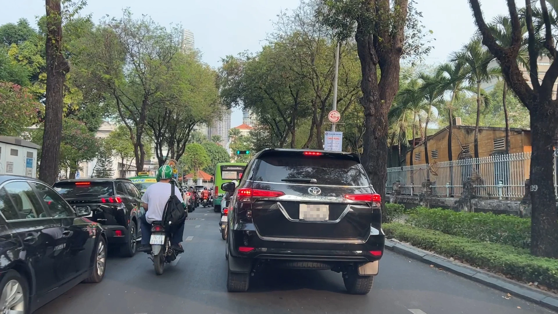 vach-tran-tro-xao-thuat-cua-tai-xe-taxi-trao-tien-khach-du-lich (2).jpg