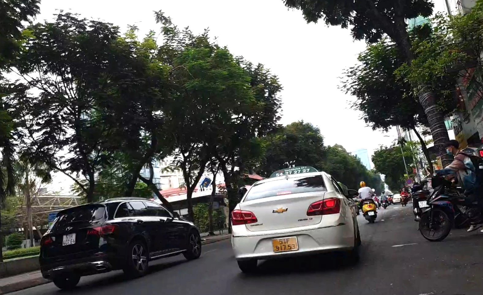 vach-tran-tro-xao-thuat-cua-tai-xe-taxi-trao-tien-khach-du-lich (4).jpg