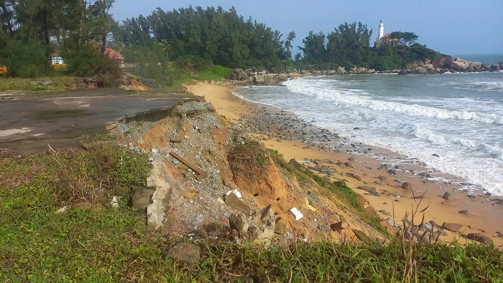 Sạt lở bờ biển nghiêm trọng đe dọa nhiều công trình ở Quảng Ngãi