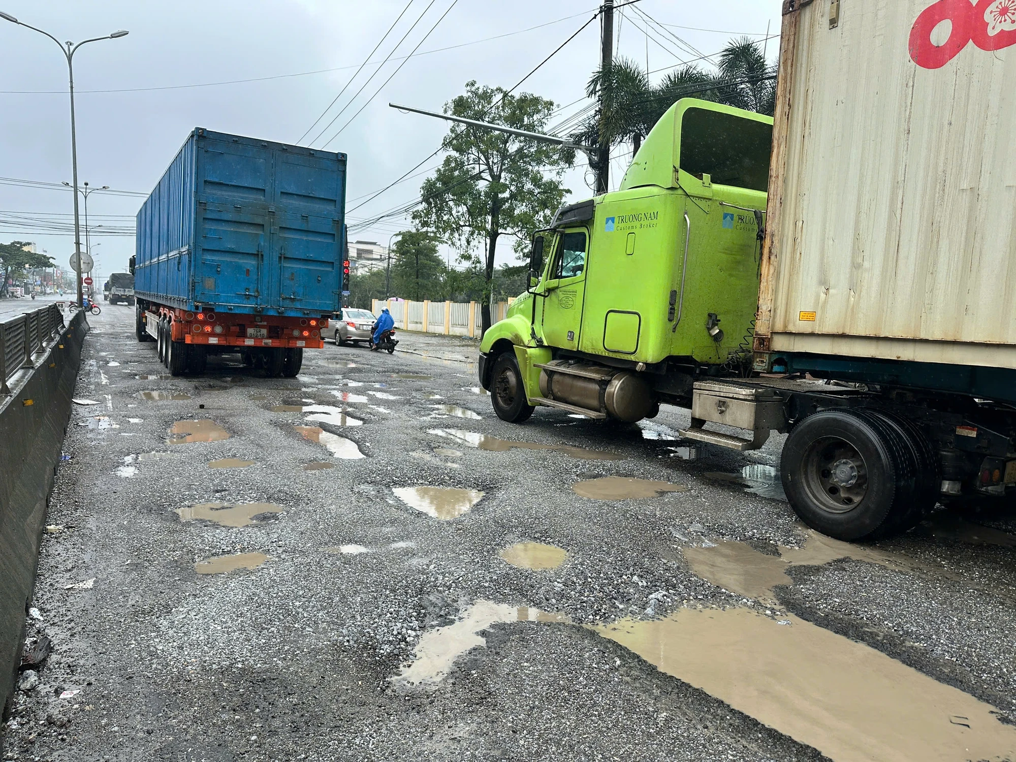 dan-buc-xuc-vi-nhieu-doan-quoc-lo-1-qua-phia-nam-tinh-quang-nam-hu-hong-xuong-cap-tram-trong-22.jpg