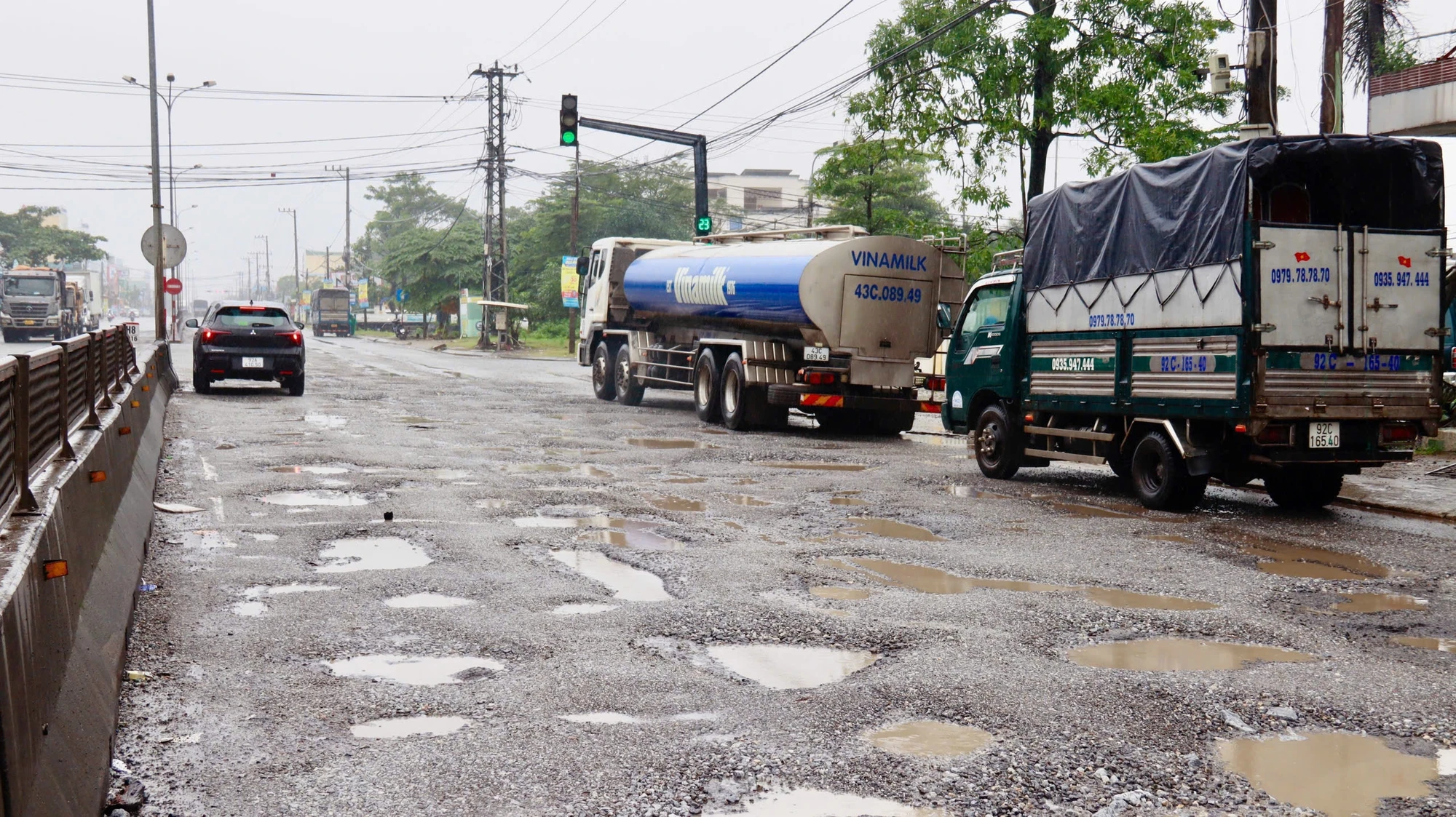 dan-buc-xuc-vi-nhieu-doan-quoc-lo-1-qua-phia-nam-tinh-quang-nam-hu-hong-xuong-cap-tram-trong-24.jpg
