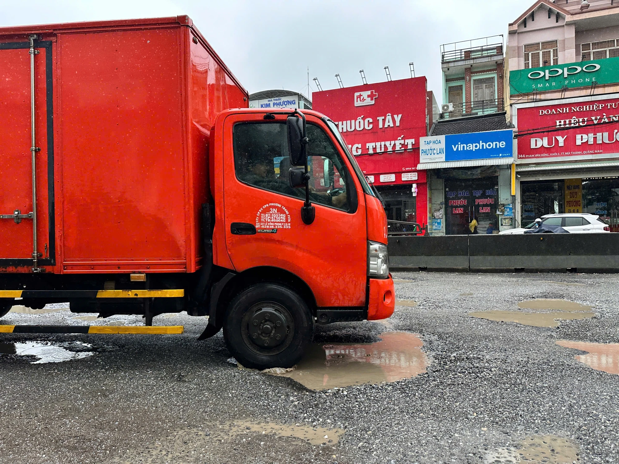 dan-buc-xuc-vi-nhieu-doan-quoc-lo-1-qua-phia-nam-tinh-quang-nam-hu-hong-xuong-cap-tram-trong-29.jpg