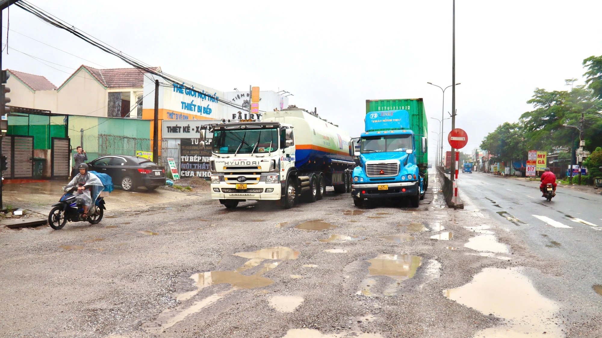 dan-buc-xuc-vi-nhieu-doan-quoc-lo-1-qua-phia-nam-tinh-quang-nam-hu-hong-xuong-cap-tram-trong-3.jpg