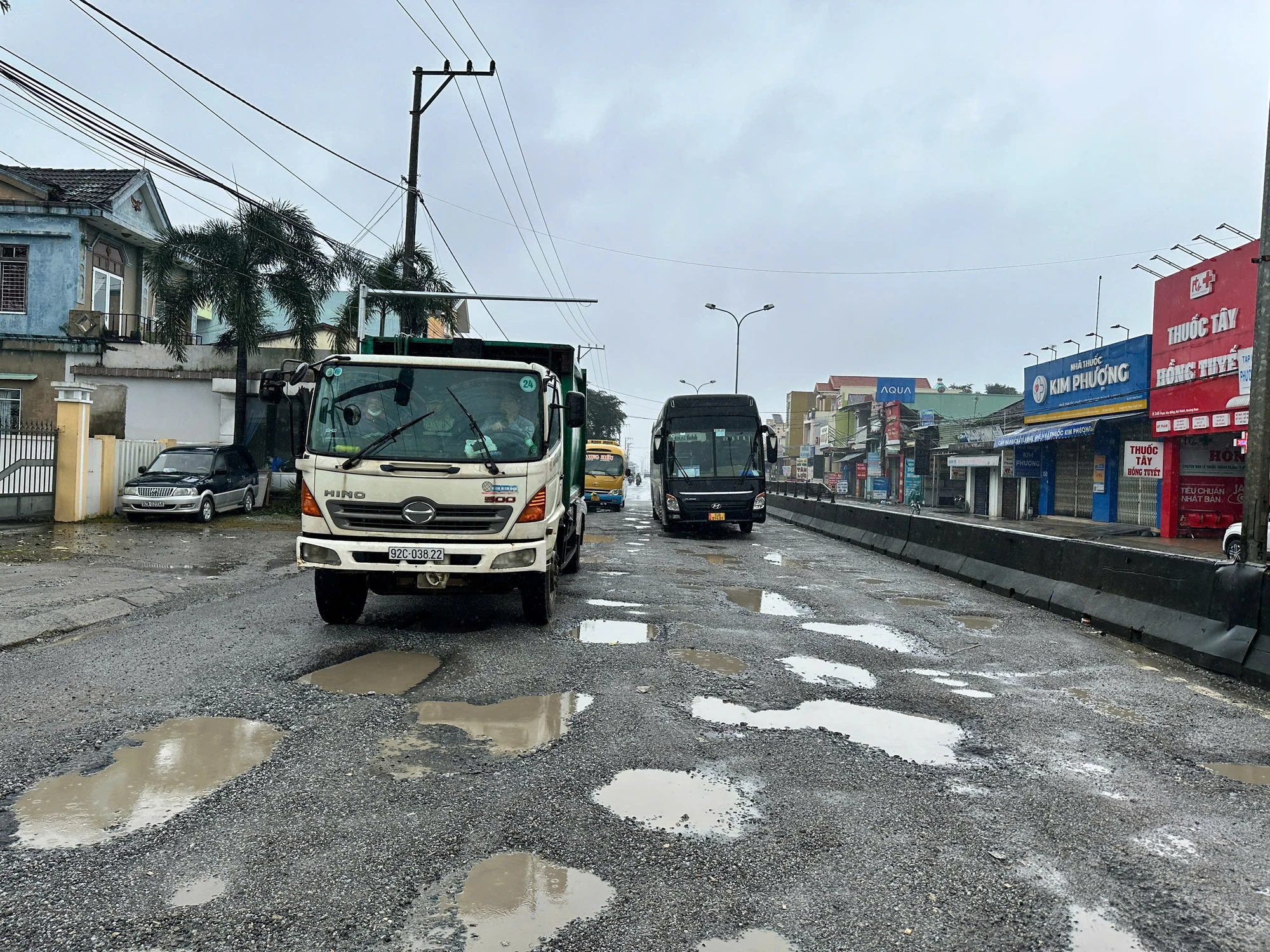 dan-buc-xuc-vi-nhieu-doan-quoc-lo-1-qua-phia-nam-tinh-quang-nam-hu-hong-xuong-cap-tram-trong-32.jpg