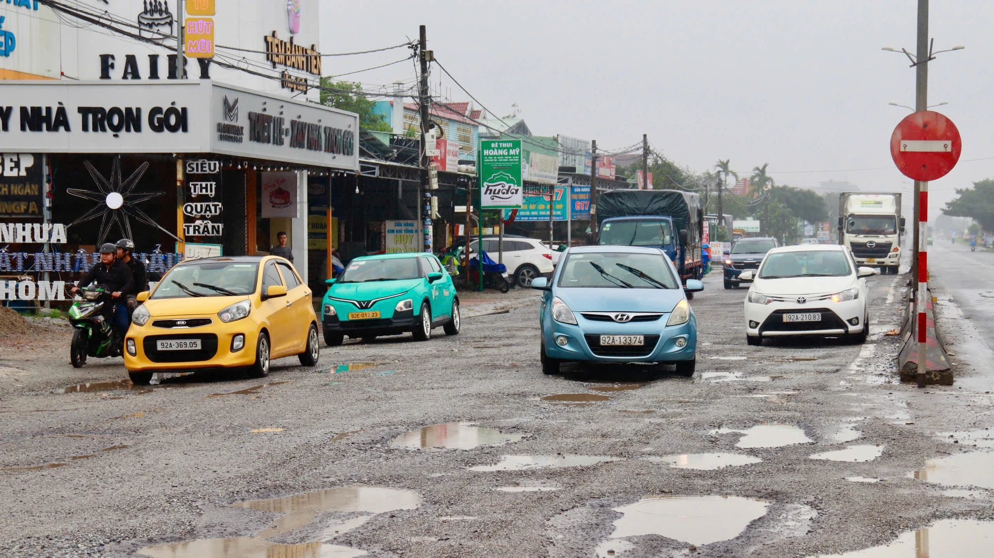 dan-buc-xuc-vi-nhieu-doan-quoc-lo-1-qua-phia-nam-tinh-quang-nam-hu-hong-xuong-cap-tram-trong-6.jpg