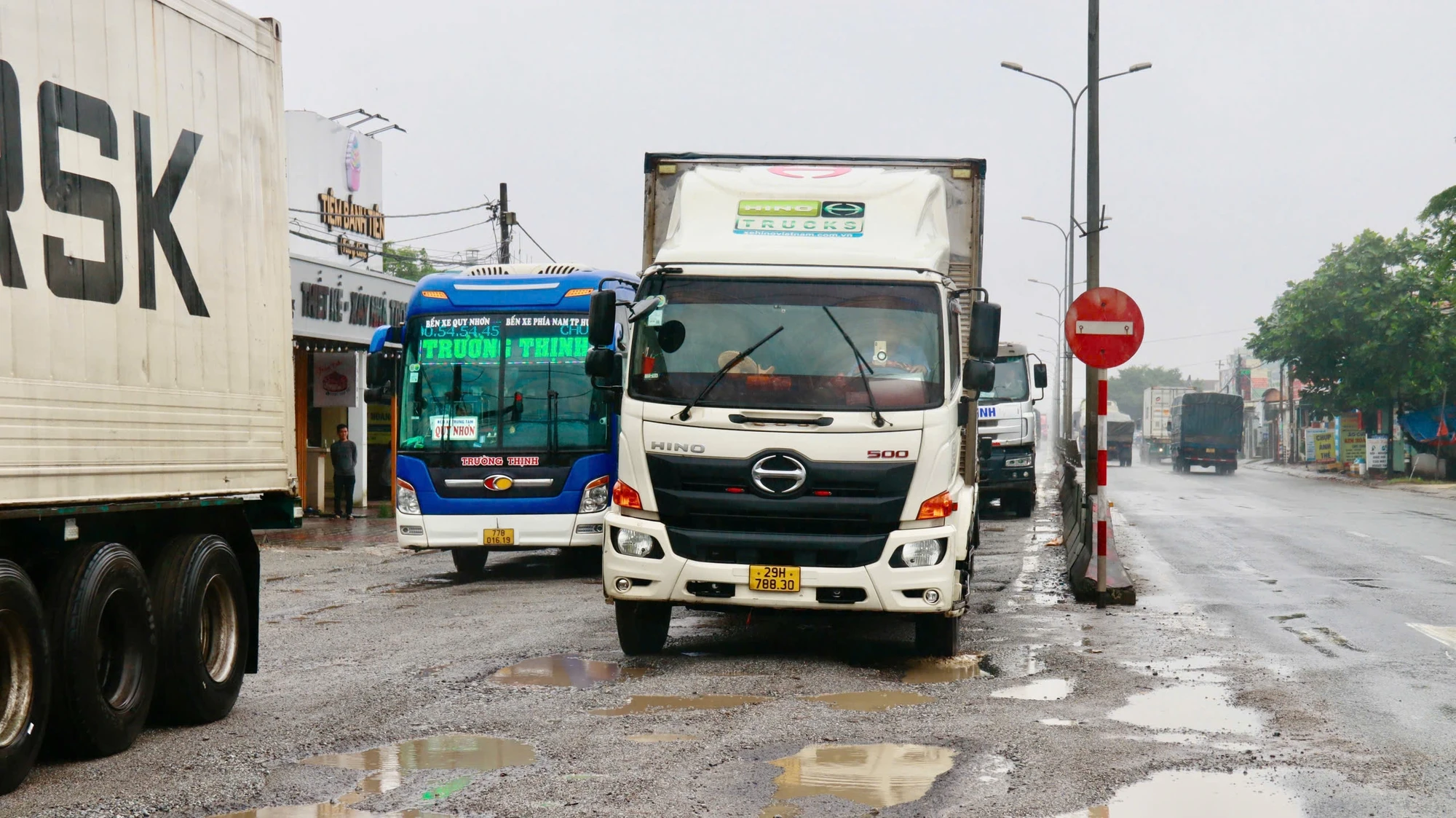 dan-buc-xuc-vi-nhieu-doan-quoc-lo-1-qua-phia-nam-tinh-quang-nam-hu-hong-xuong-cap-tram-trong-7.jpg