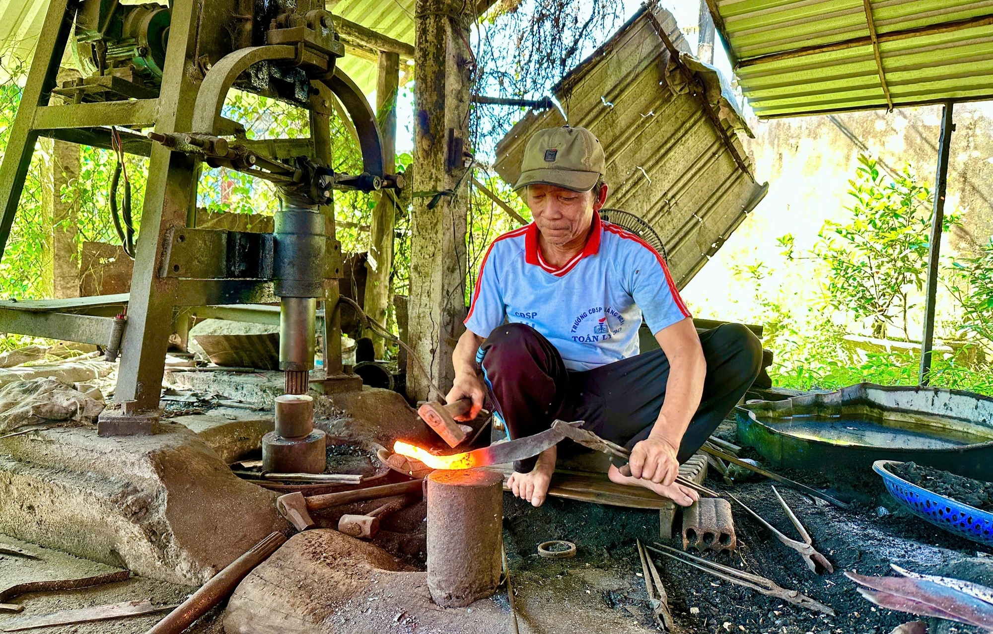 Về Quảng Ngãi thăm làng rèn hơn 300 năm tuổi