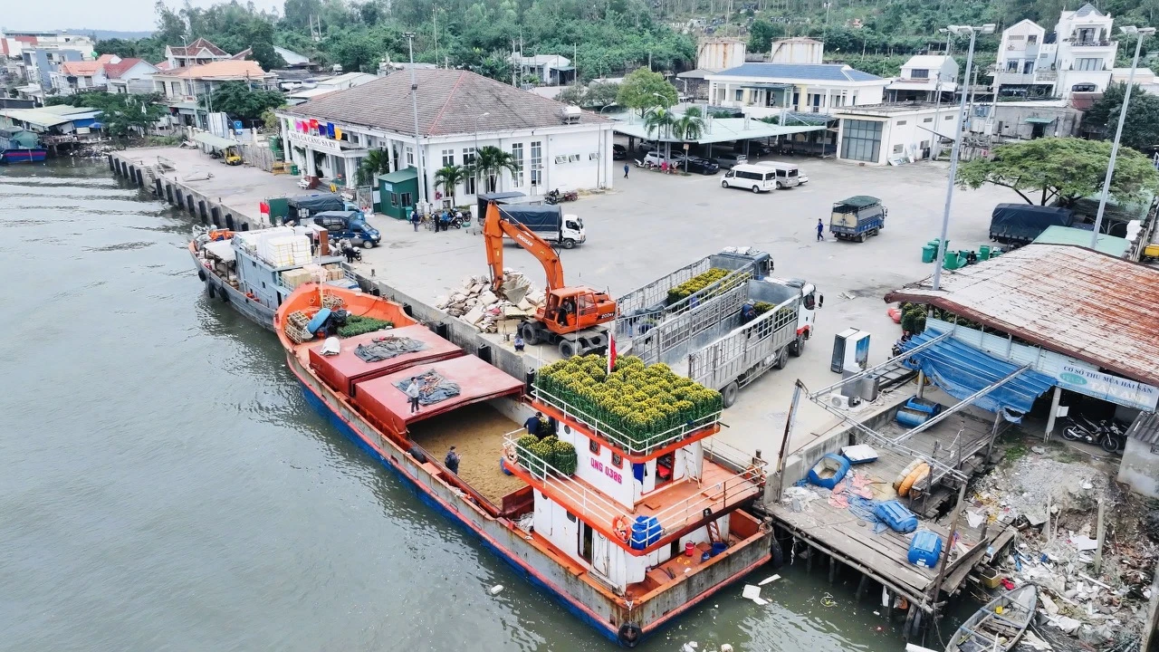 Những chuyến tàu cuối năm mang Tết ra đảo Lý Sơn