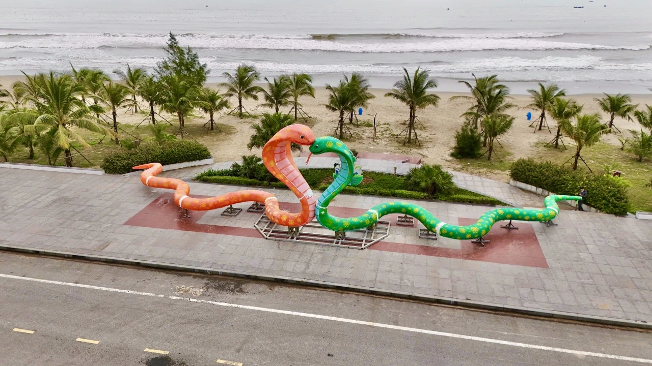 quang-ngai-dua-cap-linh-vat-ran-ve-bien-my-khe-phuc-vu-du-khach-14.jpg