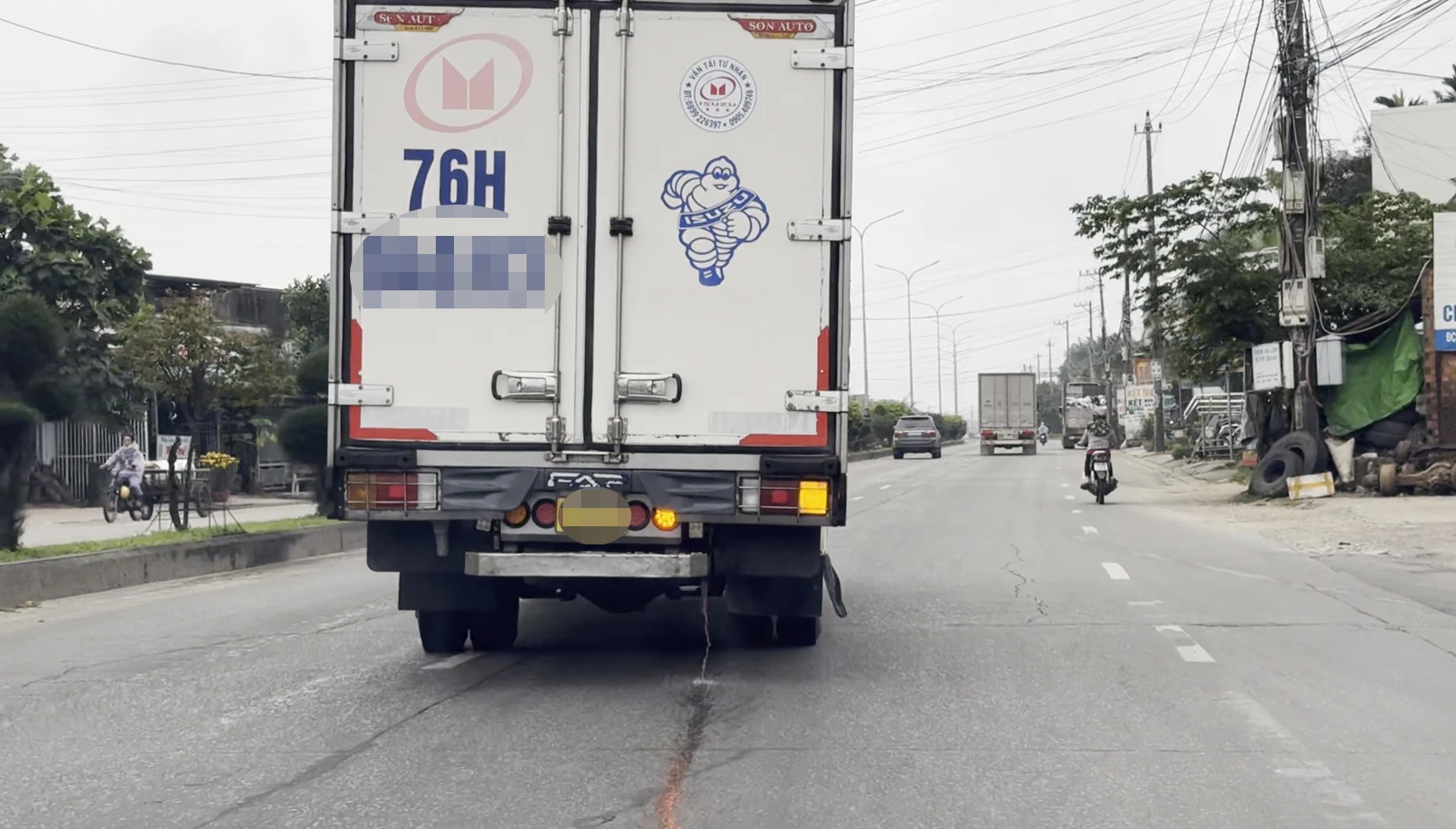 Xe chở hải sản xả nước thải tanh nồng xuống đường ở Quảng Ngãi