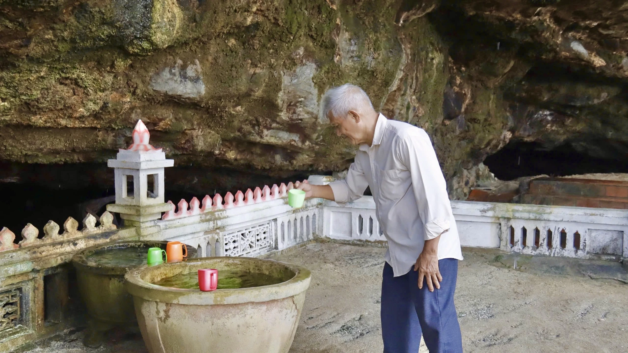doc-dao-ngoi-chua-nam-sau-trong-hang-da-nui-lua-o-dao-ly-son (37).jpg