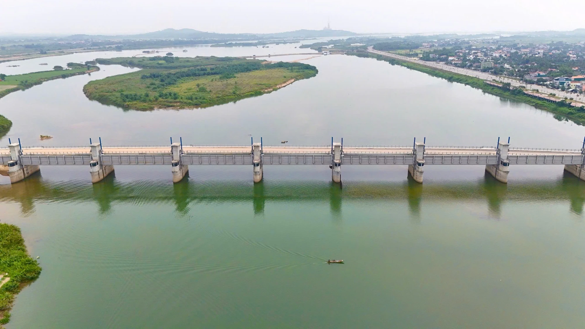 Dang dở công trình đập dâng nghìn tỉ ở Quảng Ngãi