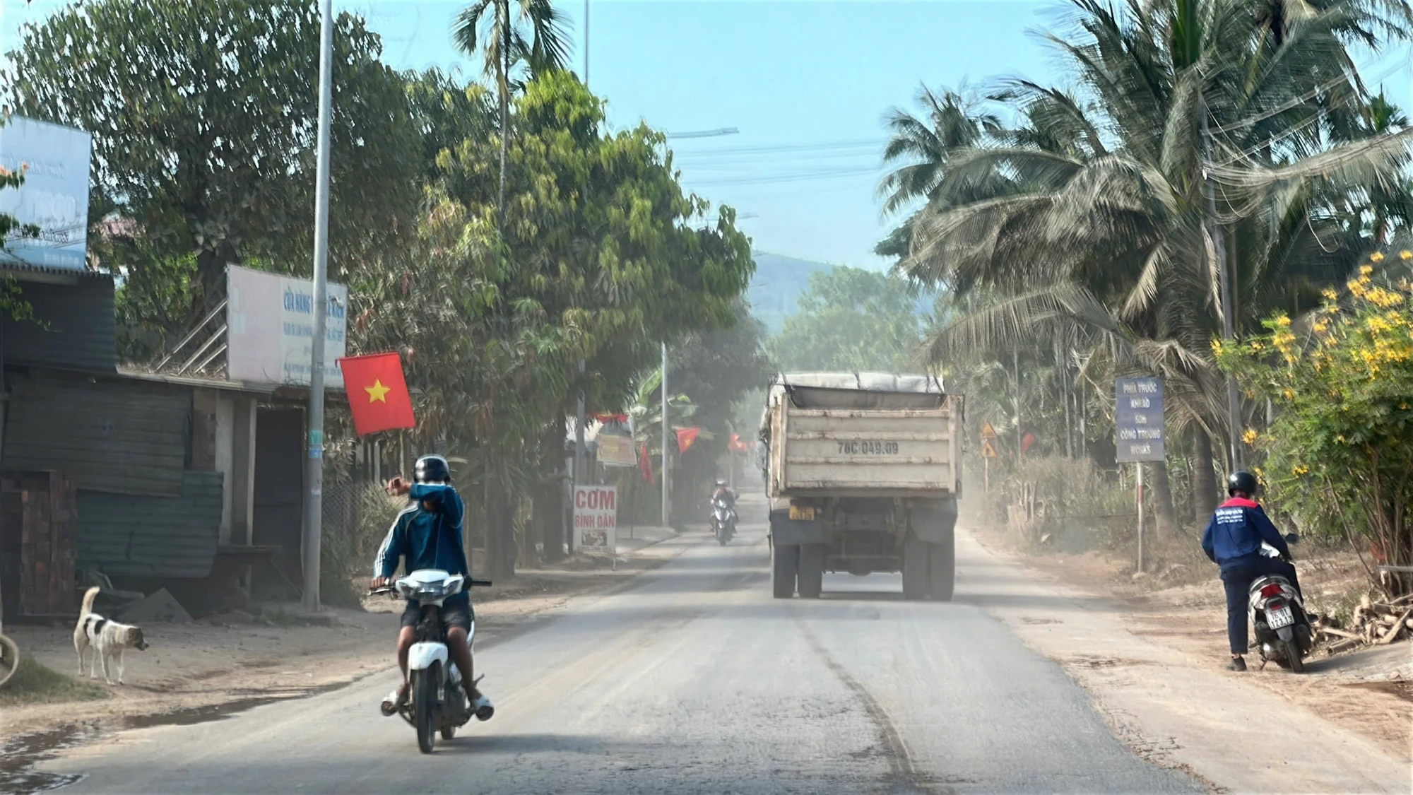 quang-ngai-xe-tai-cho-vat-lieu-thi-cong-cao-toc-tung-hoanh-tinh-lo-624-2.jpg