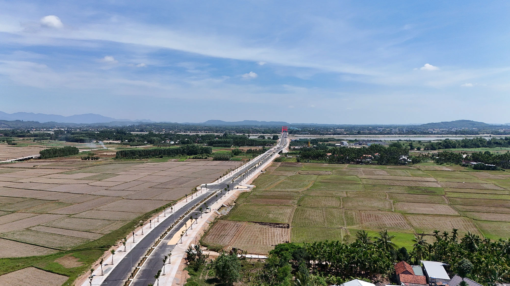 chiem-nguong-cay-cau-vom-thep-dau-tien-bac-qua-song-tra-khuc-4.jpg