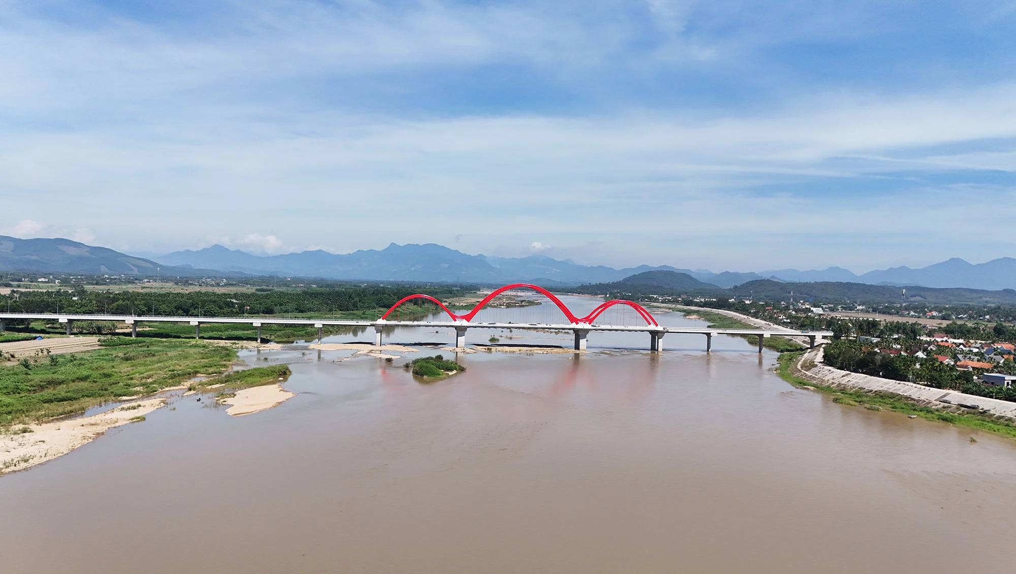 chiem-nguong-cay-cau-vom-thep-dau-tien-bac-qua-song-tra-khuc-5.jpg