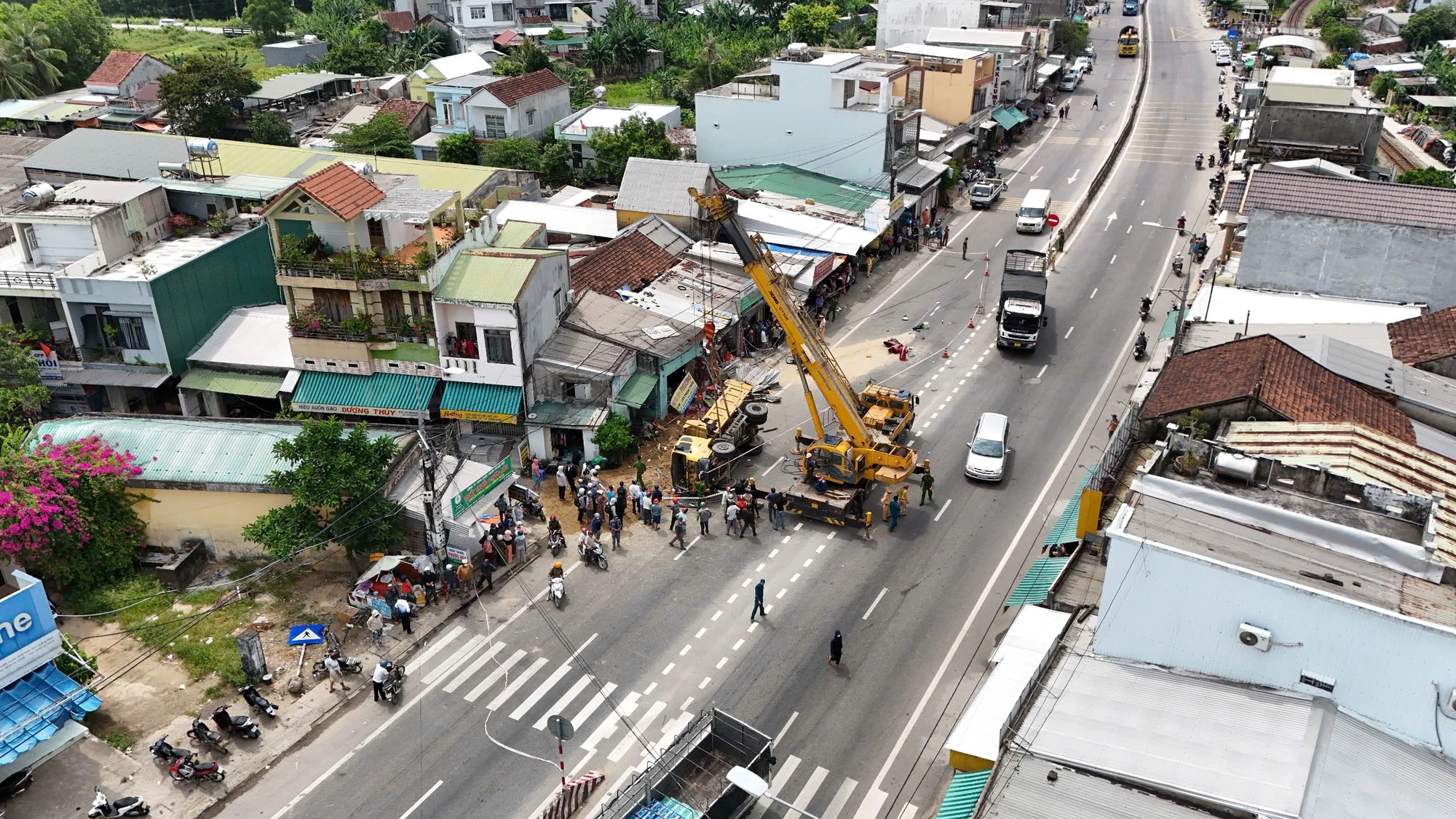 Hiện trường vụ xe tải tông nhà dân làm 4 người thương vong ở Quảng Ngãi
