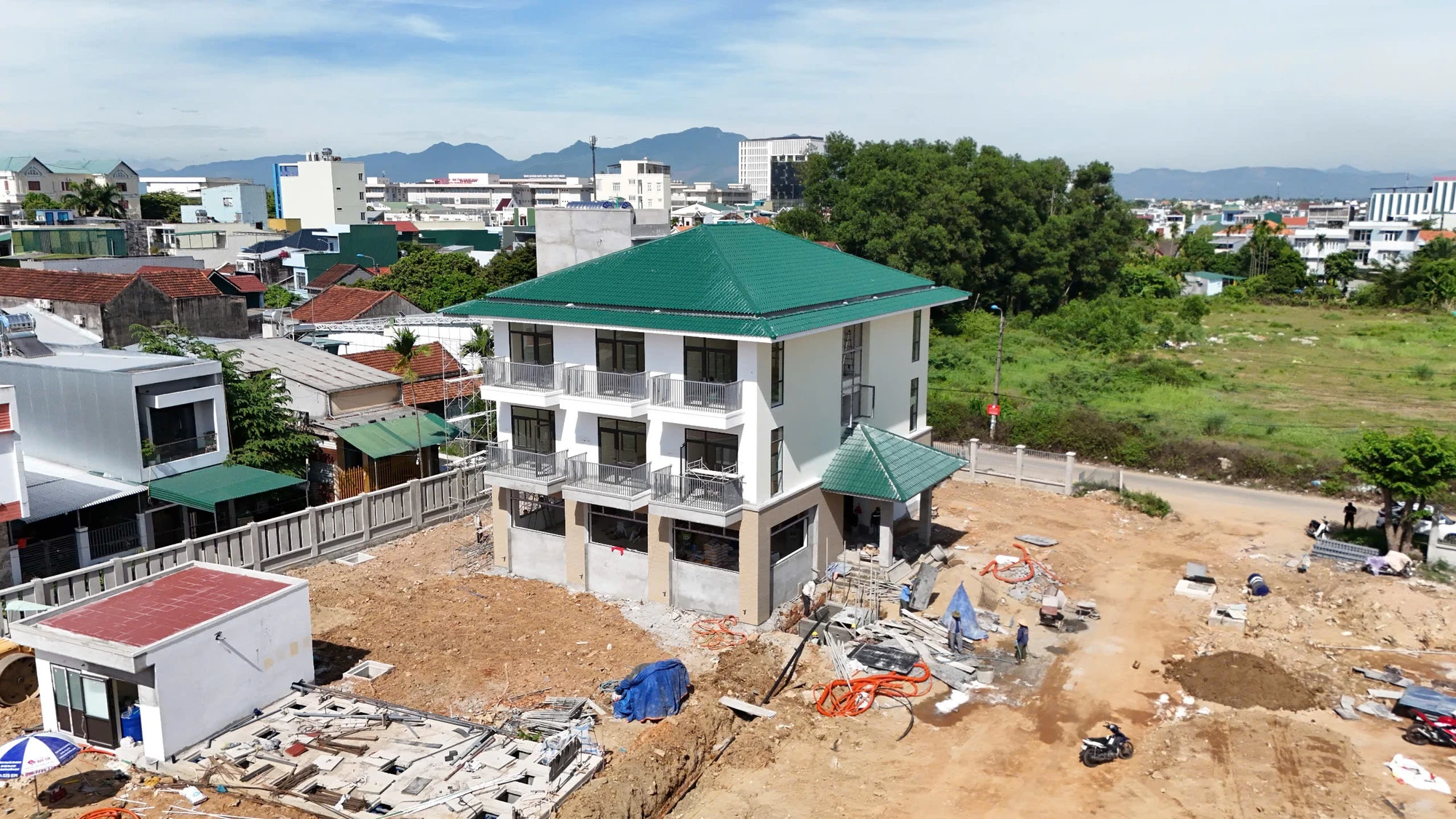 tat-bat-hoan-thien-nha-o-cho-hon-1-100-can-bo-tu-kon-tum-ve-quang-ngai-sau-sap-nhap-1.jpg