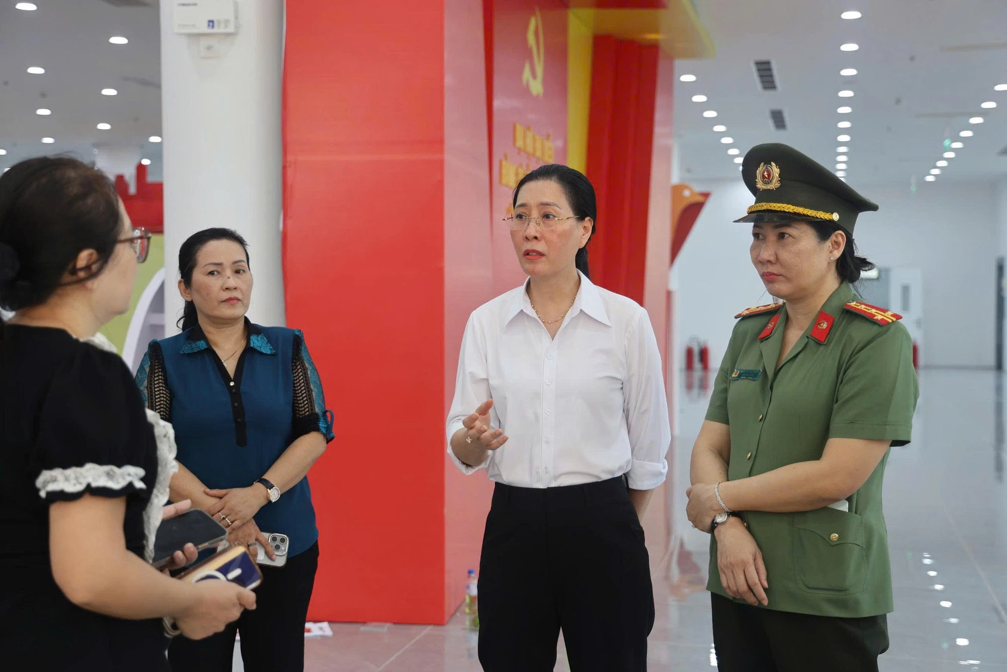 quang-ngai-ruc-ro-co-hoa-bang-ron-truoc-ngay-dai-hoi-dang-1.jpg