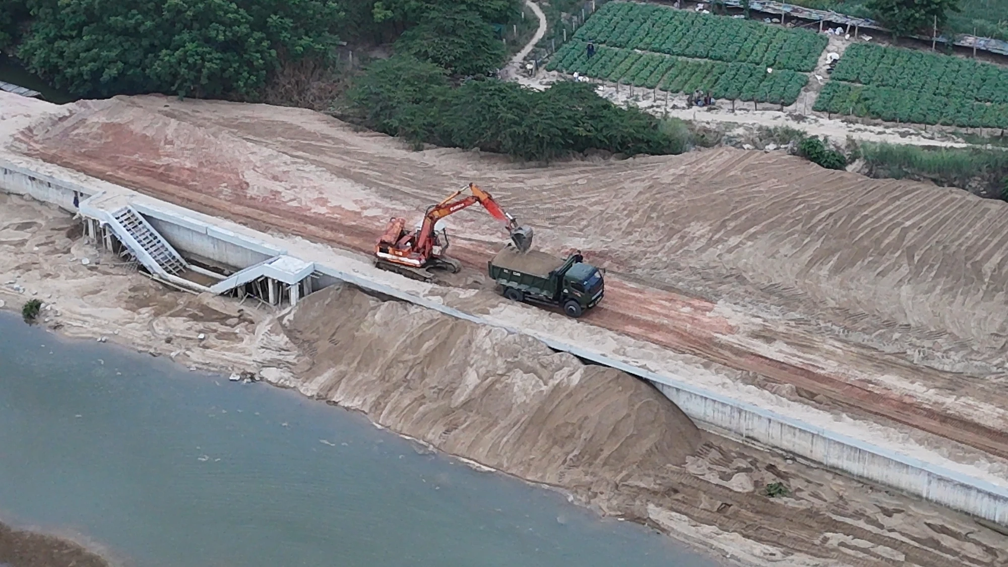 CÁT CÔNG TRÌNH BỜ KÈ Ở QUẢNG NGÃI BỊ BÁN RA NGOÀI: Có dấu hiệu tham ô và vi phạm về khai thác tài nguyên