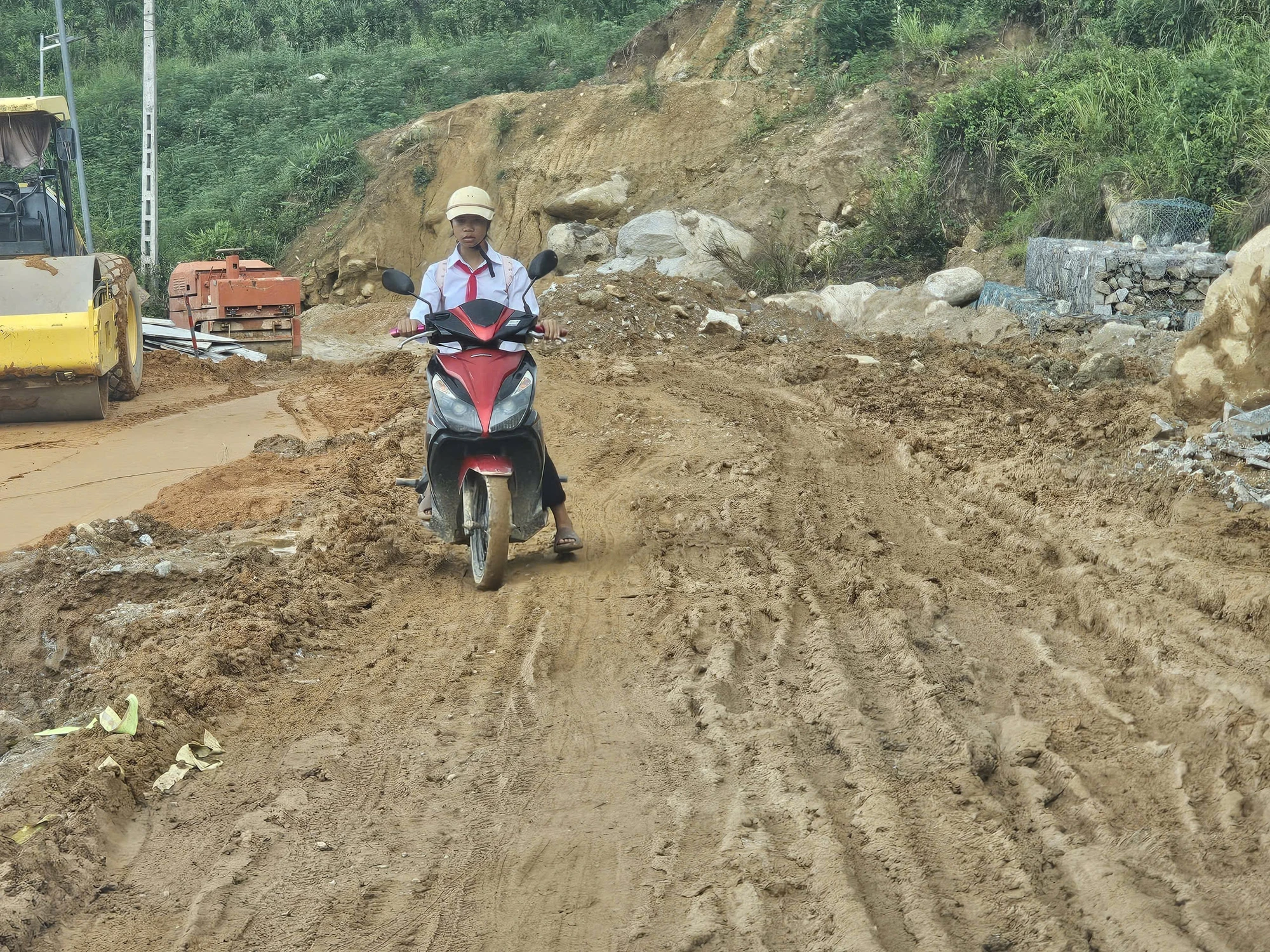 ngon-ngang-cong-trinh-sua-taluy-duong-truong-son-dong-1.jpg
