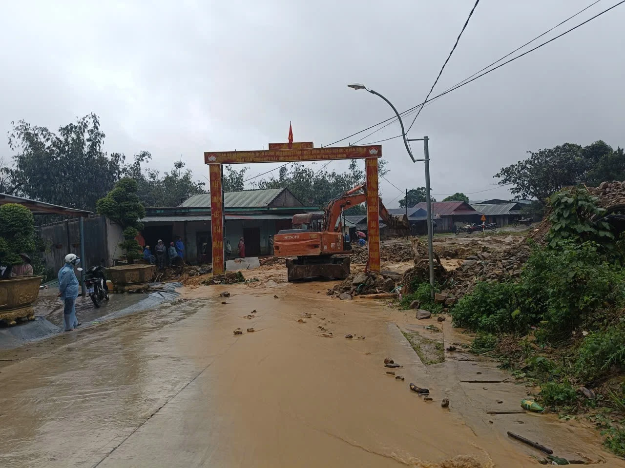 Chùm ảnh: Mưa lớn gây ngập sâu, sạt lở chia cắt nhiều nơi ở Quảng Ngãi