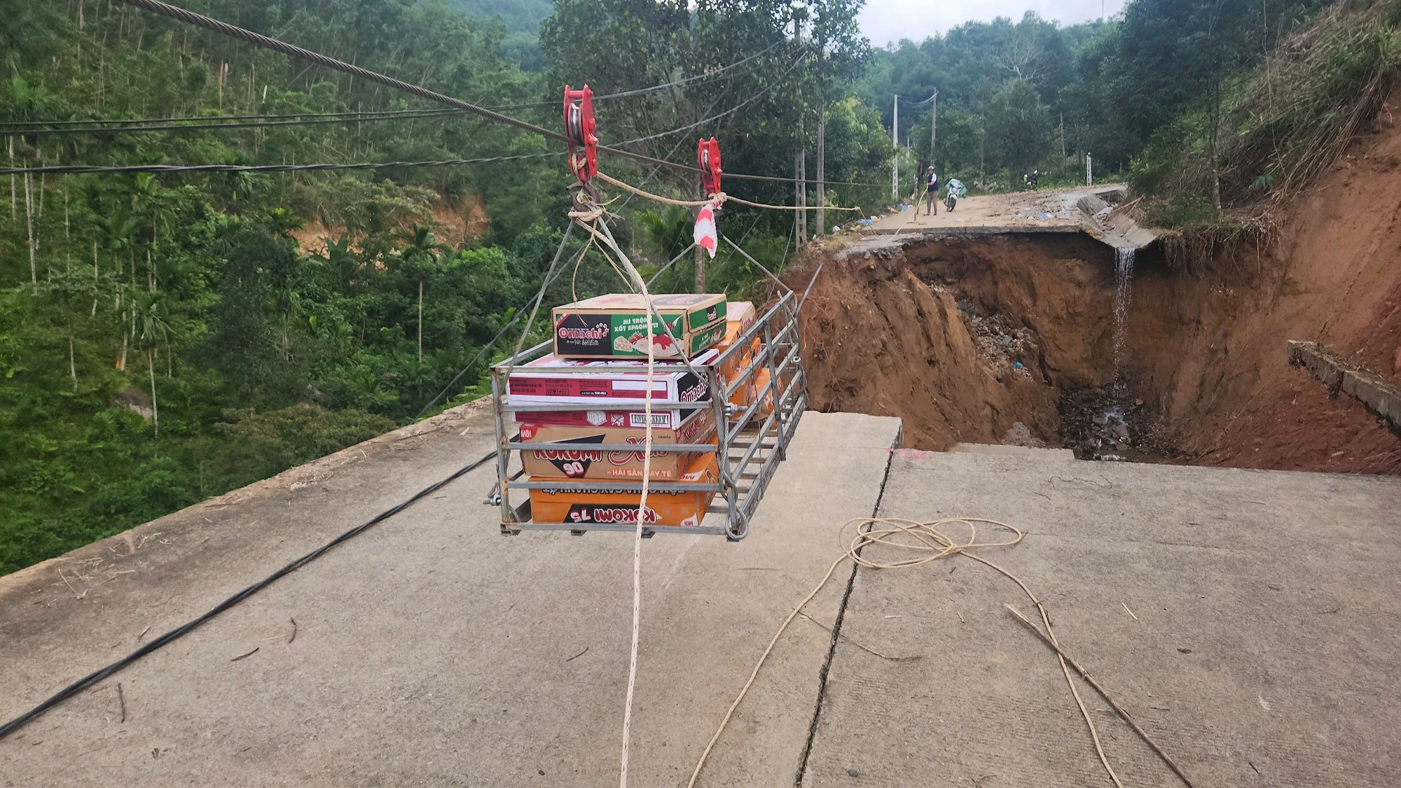Hơn 1.000 hộ dân ở Quảng Ngãi phải dùng ròng rọc để chuyển lương thực