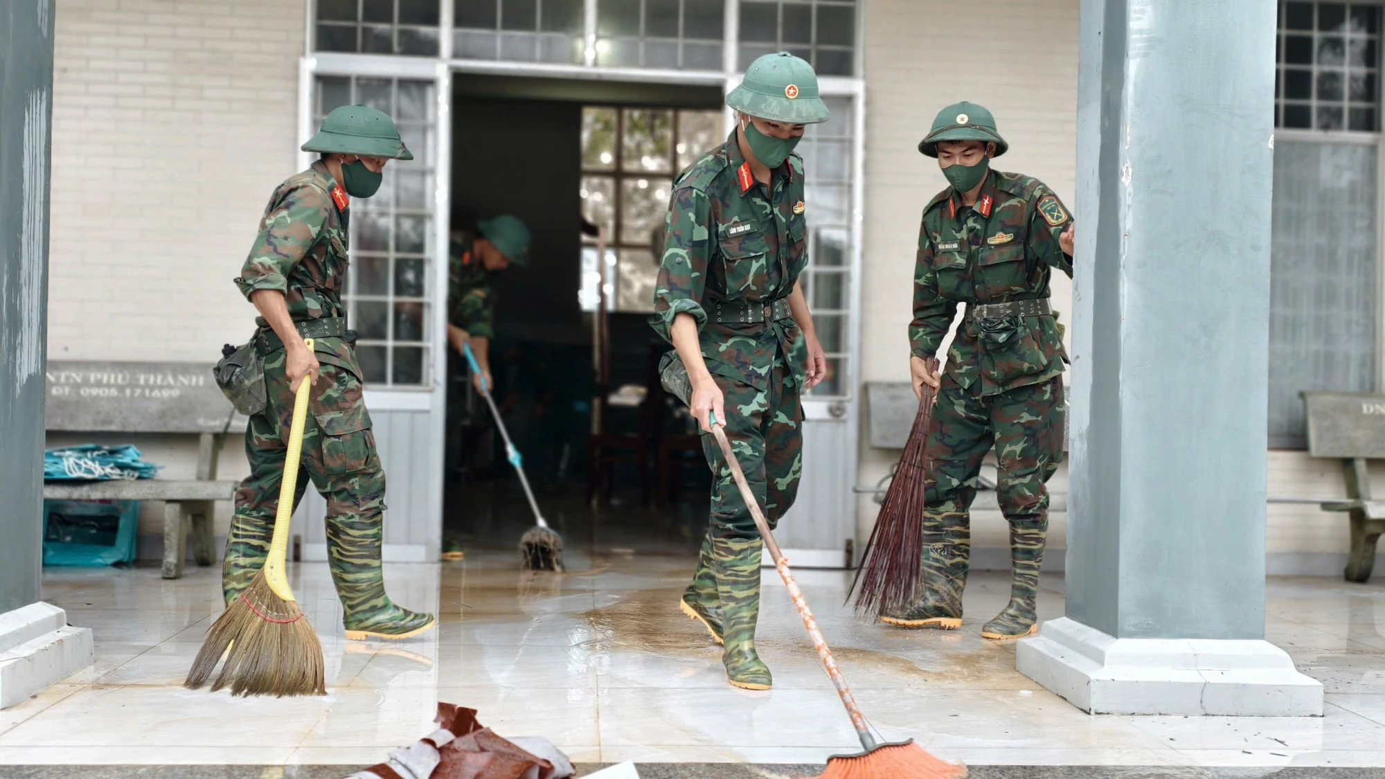 bo-doi-xuong-duong-don-bun-khac-phuc-hau-qua-sau-lu-1.jpg
