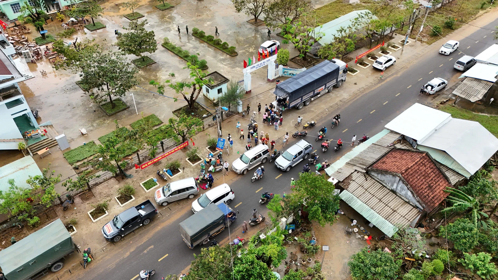 ca-nuoc-huong-ve-hoa-thinh-1.jpg