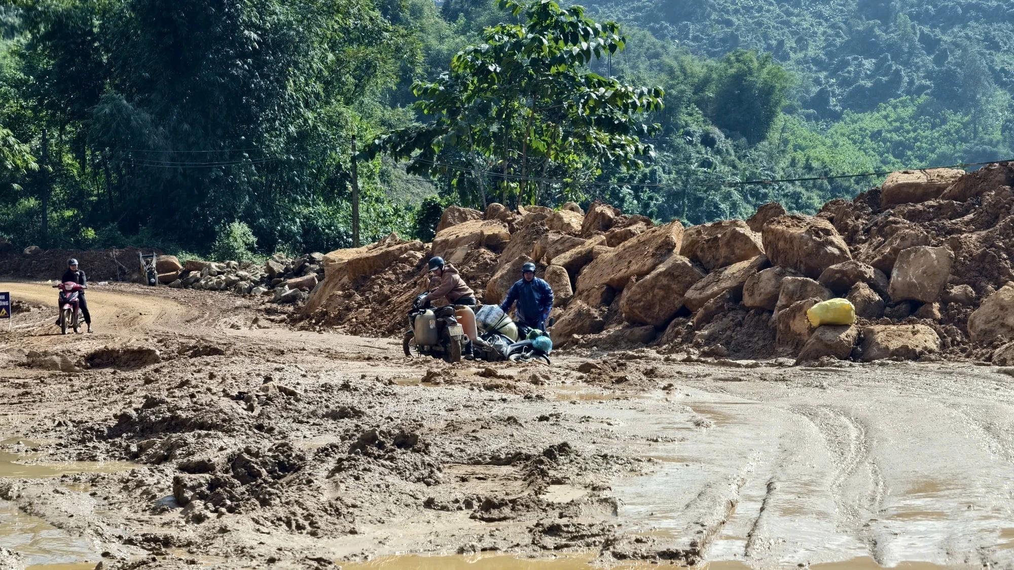 Đường lầy lội, ngổn ngang sau mưa lũ