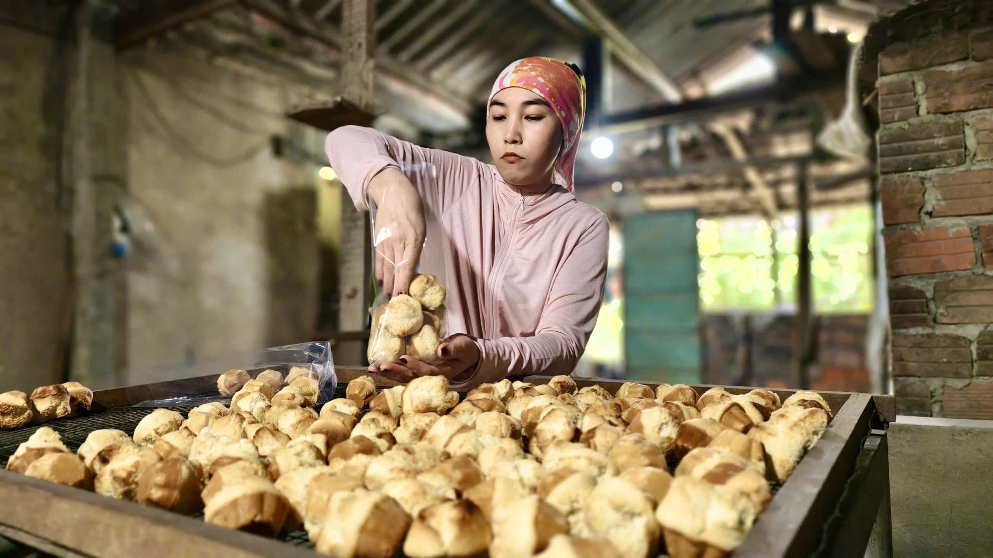 Nhớ lại trước đây, bà Ba cho biết cả thôn Đông Thuận từng có hàng chục hộ làm bánh thuẫn. Tuy nhiên, trước sự cạnh tranh của bánh công nghiệp, nhiều hộ dần bỏ nghề. Đến nay, chỉ còn gia đình bà bền bỉ giữ lò bánh đỏ lửa. thu-banh-cu-tet-den-la-khong-the-thieu-tren-mam-cung-nguoi-quang- (15).jpg