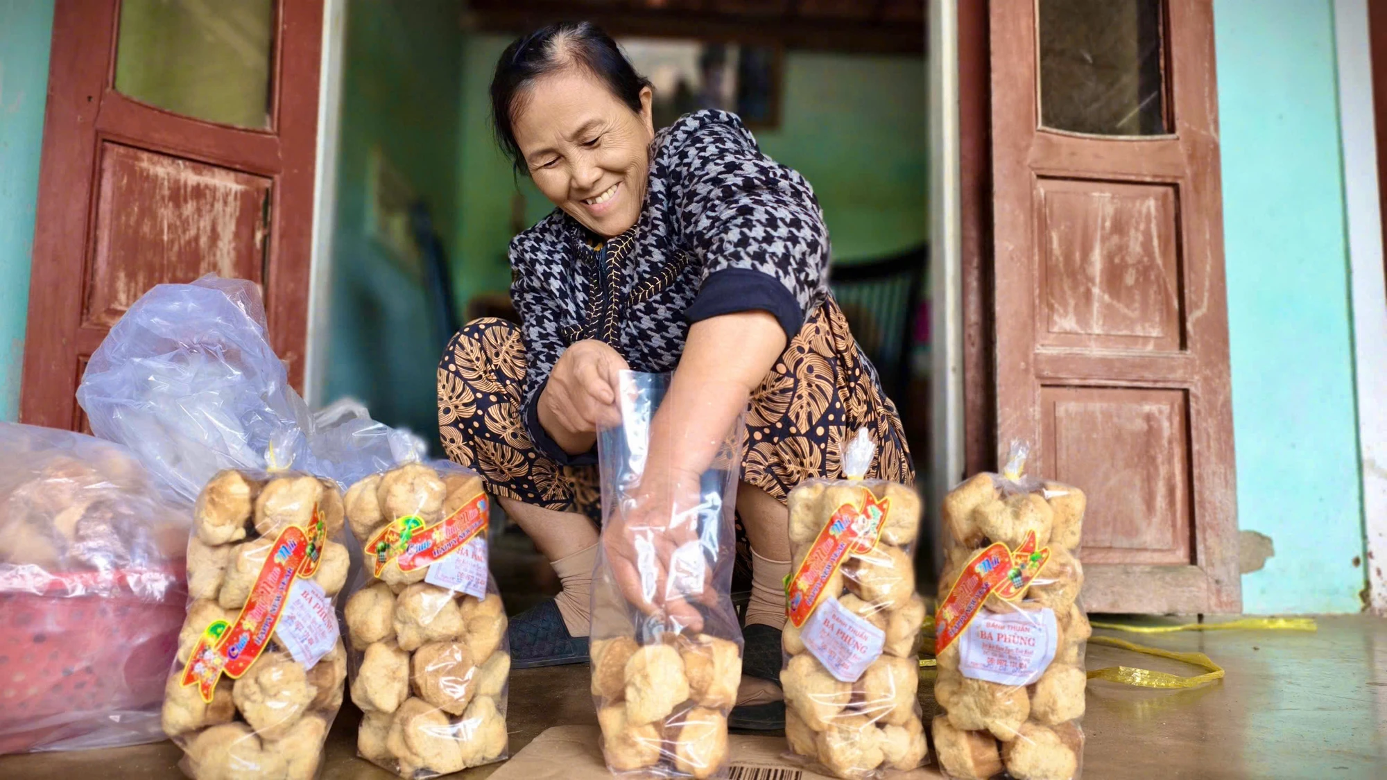 Giữa thị trường ngày càng đa dạng, bánh thuẫn vẫn giữ vị trí riêng trong lòng người Quảng Ngãi. Mỗi độ xuân về, trên mâm cúng tổ tiên của nhiều gia đình, những chiếc bánh thuẫn vàng ươm vẫn hiện diện trang trọng - như một phần hồn Tết của làng quê Quảng Ngãi. thu-banh-cu-tet-den-la-khong-the-thieu-tren-mam-cung-nguoi-quang- (6).jpg