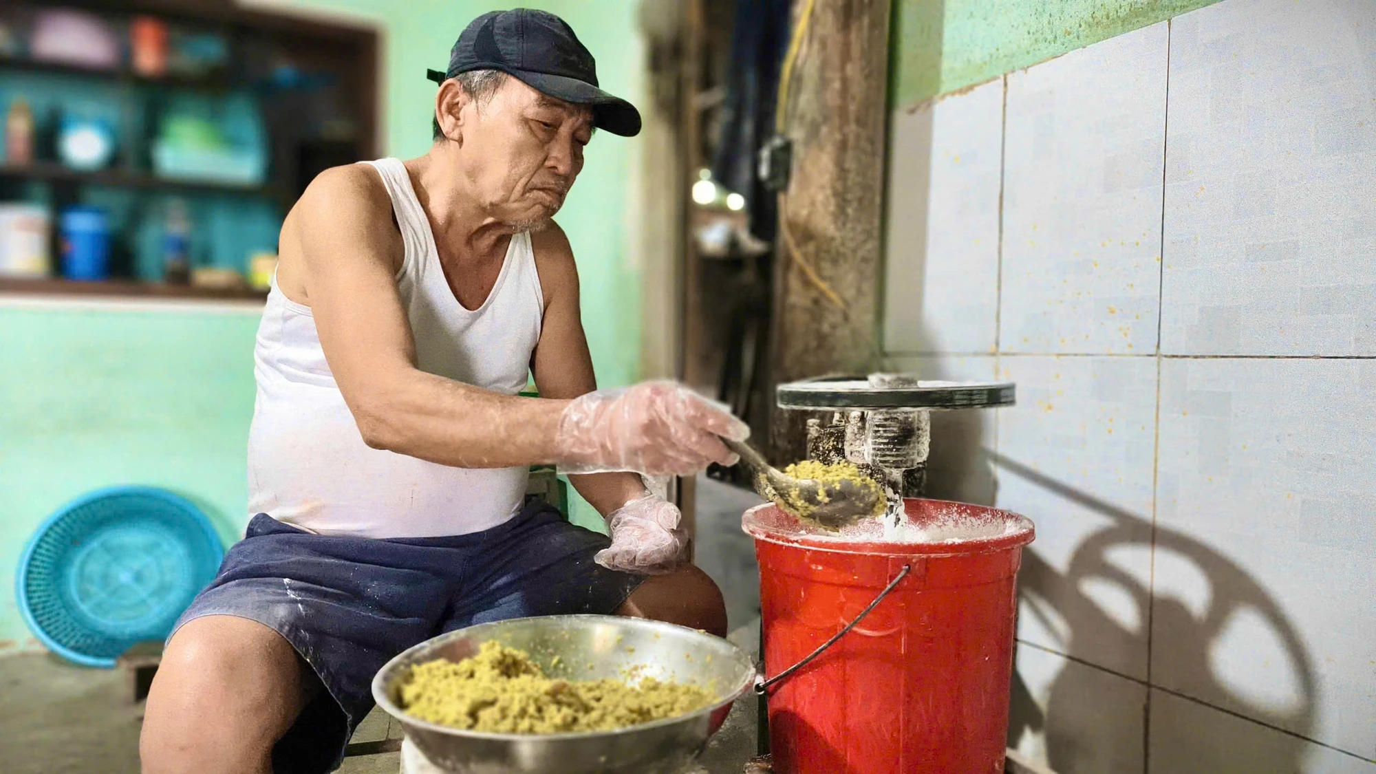 Lò bánh của gia đình đỏ lửa quanh năm, song nhộn nhịp nhất là từ tháng 11 âm lịch đến giáp Tết. Từ 2 giờ sáng, vợ chồng ông đã chuẩn bị nguyên liệu; 6 giờ nhóm lò, đổ bánh liên tục đến chiều muộn. Ngày thường, lò sản xuất khoảng 4.000-5.000 chiếc; cao điểm cận Tết tăng lên 8.000-10.000 chiếc mỗi ngày để kịp giao cho thương lái trong và ngoài tỉnh. thu-banh-cu-tet-den-la-khong-the-thieu-tren-mam-cung-nguoi-quang- (9).jpg