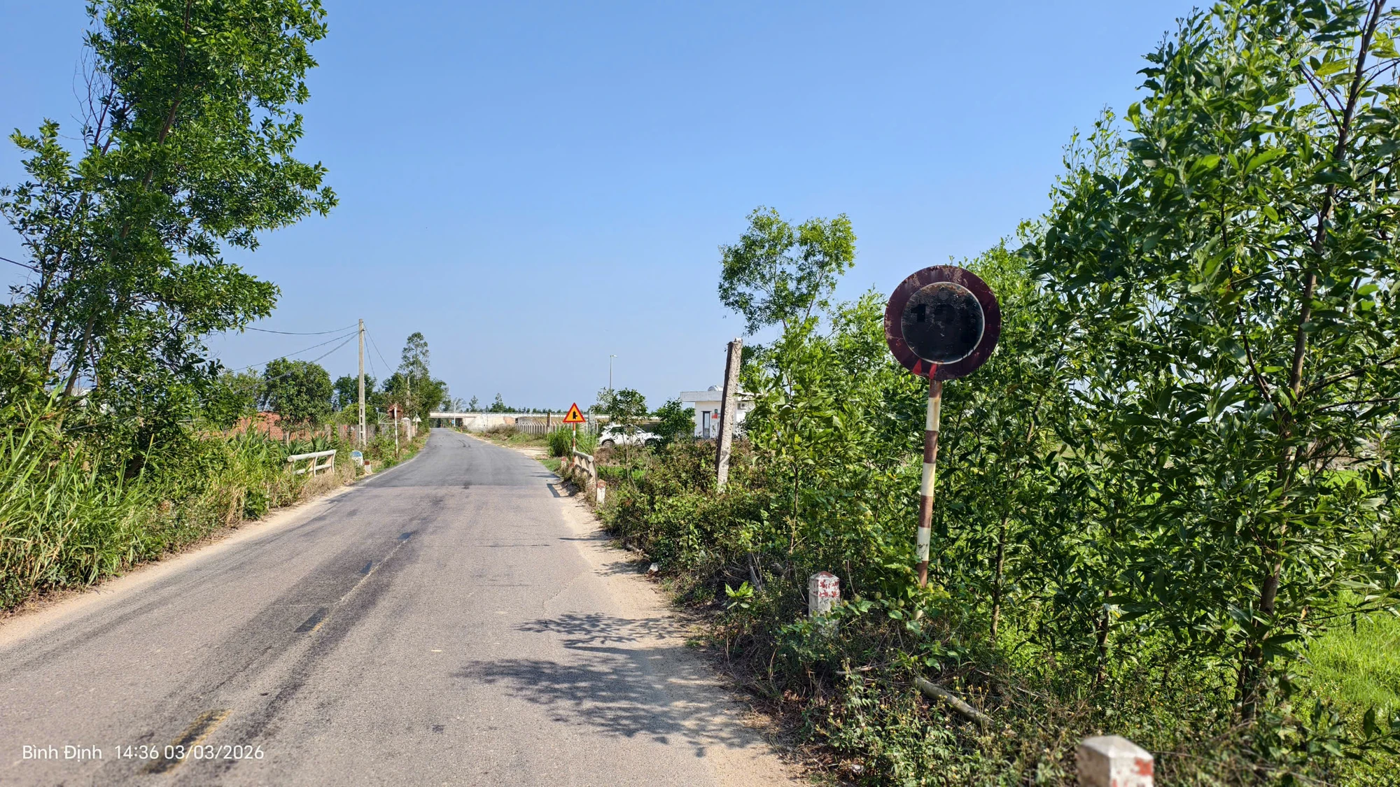 xe-ben-ram-rap-tren-duong-huyen-o-gia-lai-bien-cam-tai-trong-bi-boi-den-dang-ngo (39).jpg