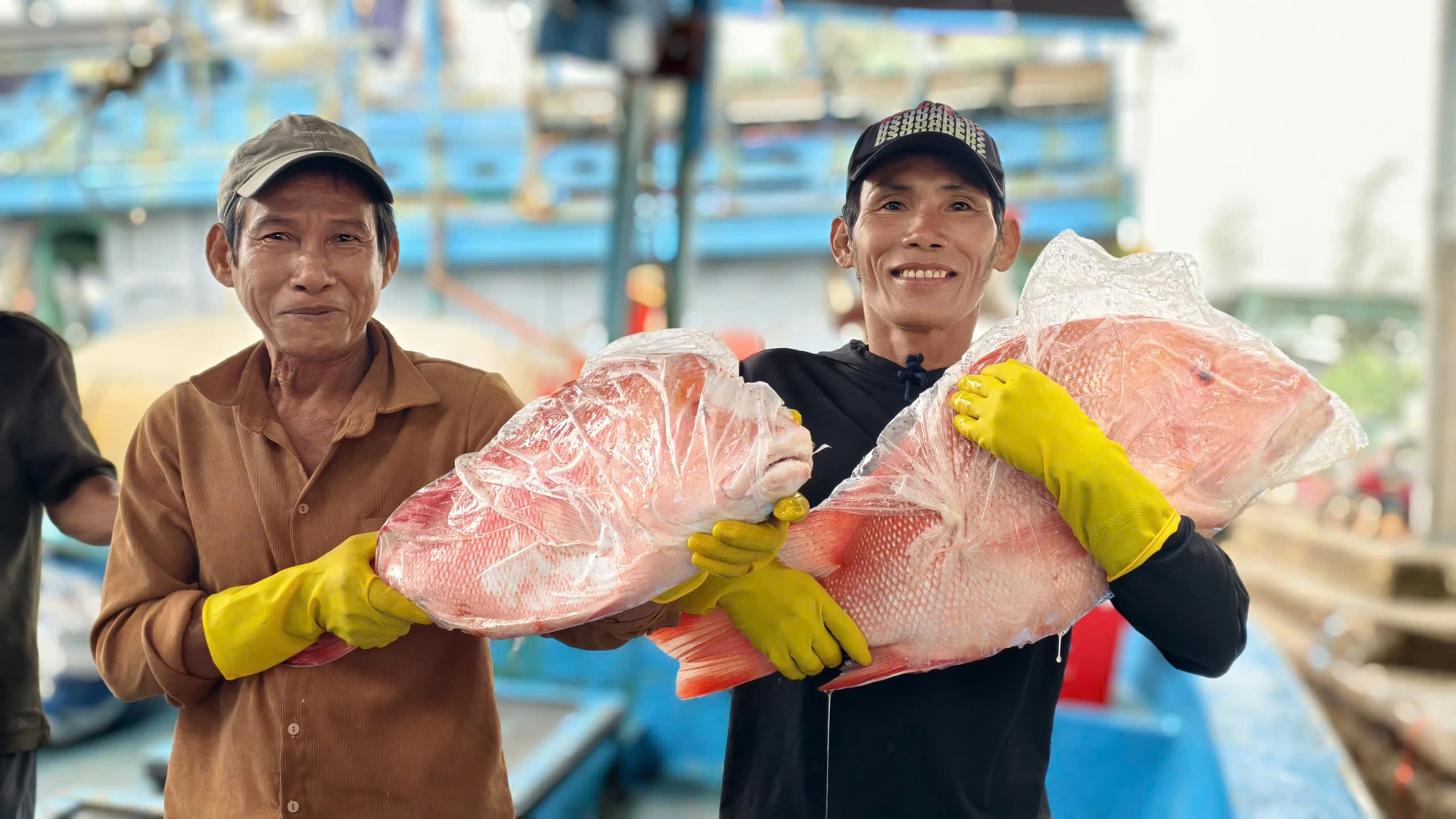 Niềm vui của các ngư dân sau nhiều ngày lao động miệt mài trên biển. z7703293057014_a4dff945fbc61b78cc879612f1a13000.jpg