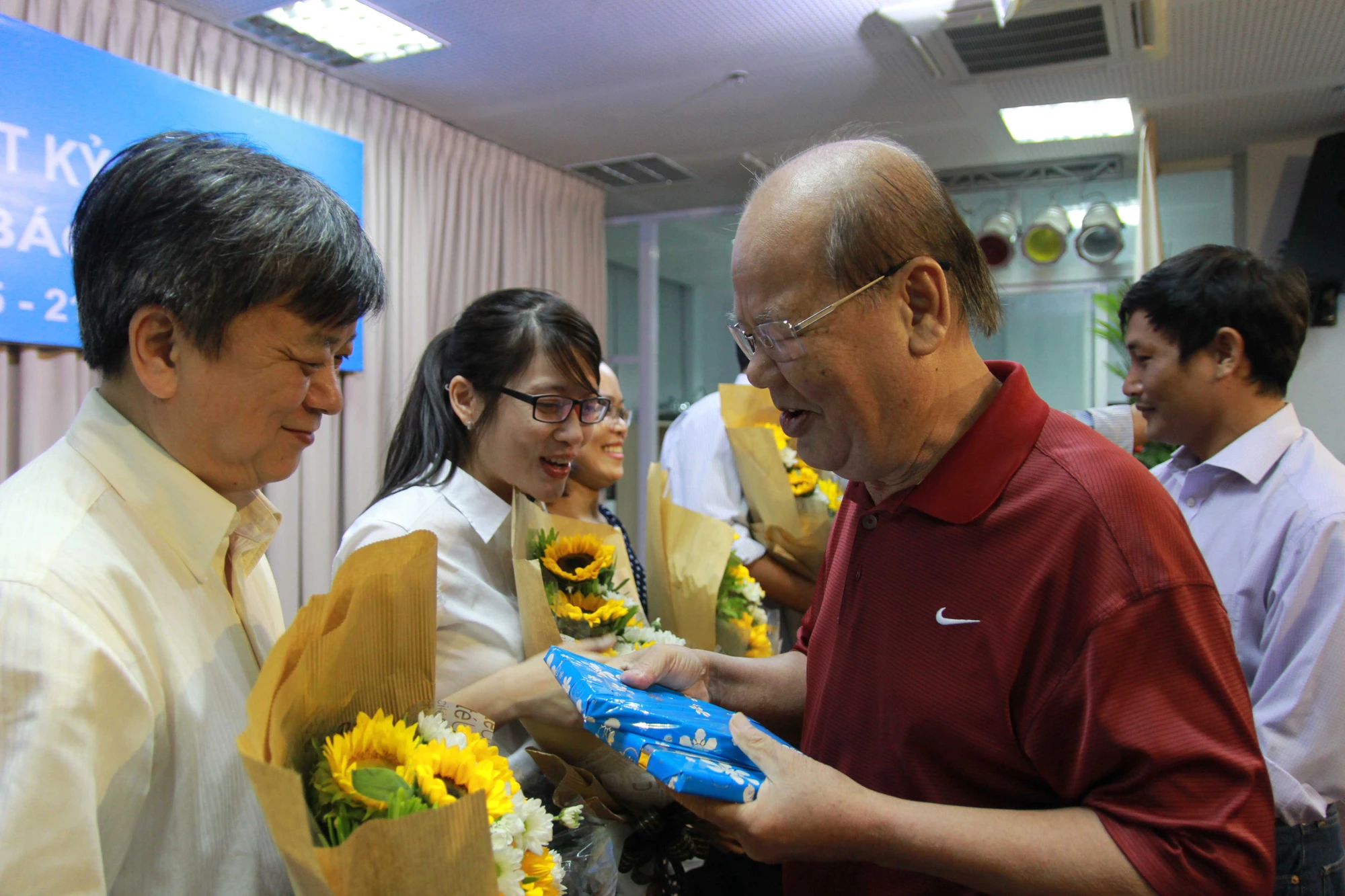 TS-LS Phan Đăng Thanh tặng sách cho LS Trương Trọng Nghĩa (bìa trái) và các phóng viên báo Pháp Luật TP.HCM đạt giải Báo chí Thành phố năm 2015. Ảnh: HOÀNG GIANG TS-LS Phan Đăng Thanh tặng sách cho LS Trương Trọng Nghĩa (bìa trái) và các phóng viên báo Pháp Luật TP.HCM đạt giải Báo chí Thành phố năm 2015. Ảnh: HOÀNG GIANG