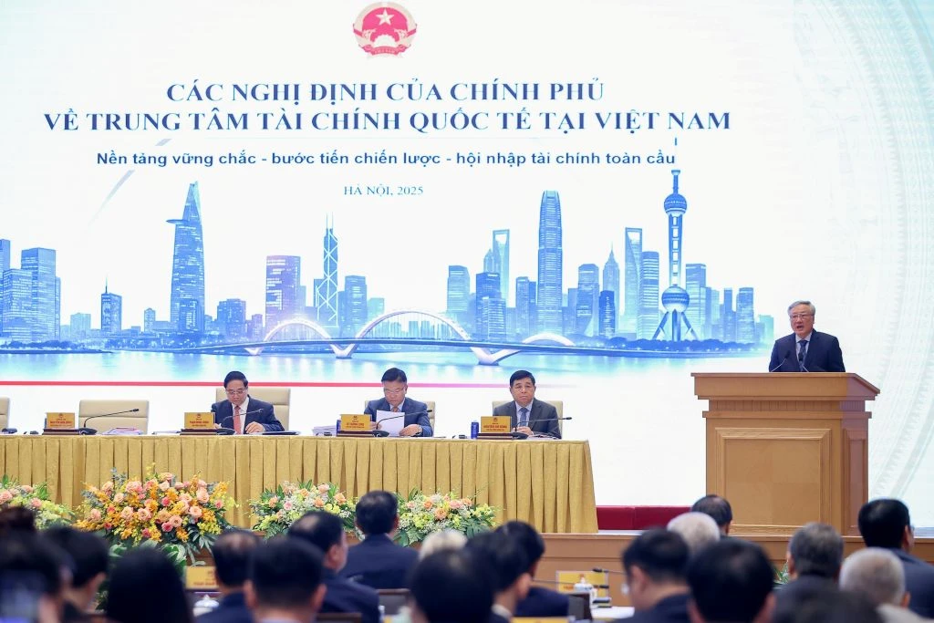 Tại TP.HCM, Trung tâm tài chính quốc tế tại Việt Nam sẽ nằm một phần trong Khu đô thị mới Thủ Thiêm (phường An Khánh). Trong ảnh: Phó Thủ tướng Thường trực Nguyễn Hòa Bình trình bày các Nghị định về Trung tâm tài chính quốc tế tại Việt Nam. Ảnh: VGP