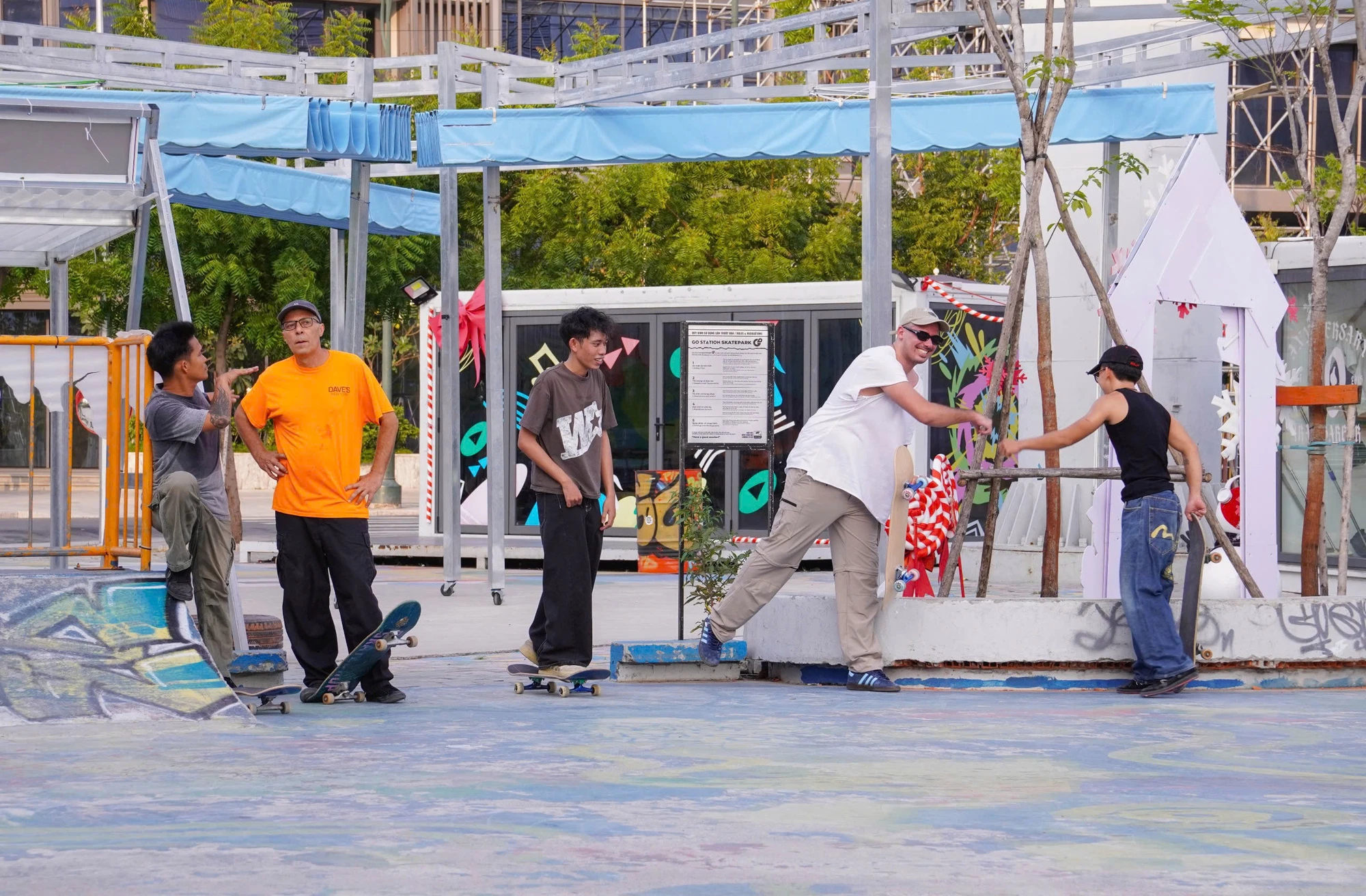 Nhiều bạn trẻ, du khách nước ngoài tham gia các bộ môn thể thao tại Go Station Space - khu phức hợp nghệ thuật đường phố (Công Viên Bờ Sông Sài Gòn). Ảnh: QUỲNH DIỆP
