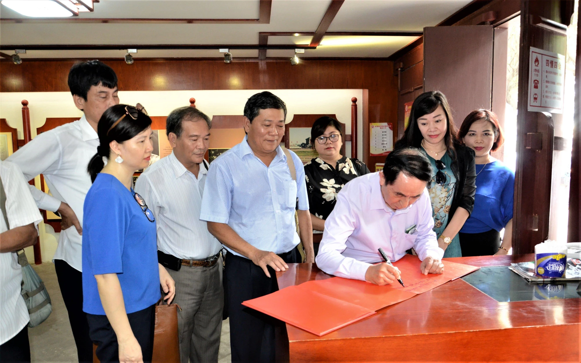 Ông Nguyễn Vinh Quang - Trưởng đoàn Đại biểu Hội hữu nghị Viêt - Trung - ghi lưu niệm tại Nhà kỷ niệm nơi ở của Chủ tịch Hồ Chí Minh tại Liễu Châu, Quảng Tây, Trung Quốc. Ảnh: NVCC Ông Nguyễn Vinh Quang - Trưởng đoàn Đại biểu Hội hữu nghị Viêt - Trung - ghi lưu niệm tại Nhà kỷ niệm nơi ở của Chủ tịch Hồ Chí Minh tại Liễu Châu, Quảng Tây, Trung Quốc. Ảnh: NVCC
