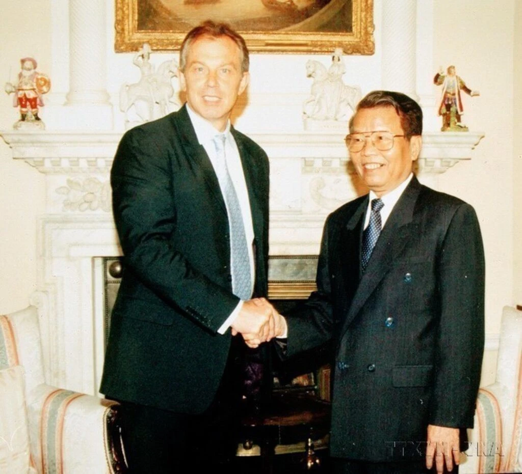 Chu tich nuoc Tran Duc Luong Thu tuong Anh Tony Blair 2004.jpg