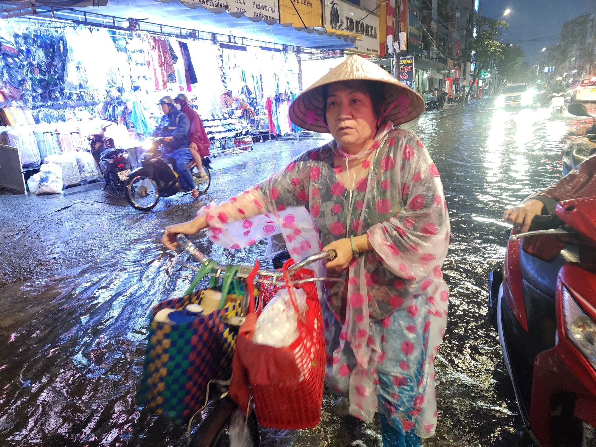 cu ba di xe dap day xe met moi da nang.jpg