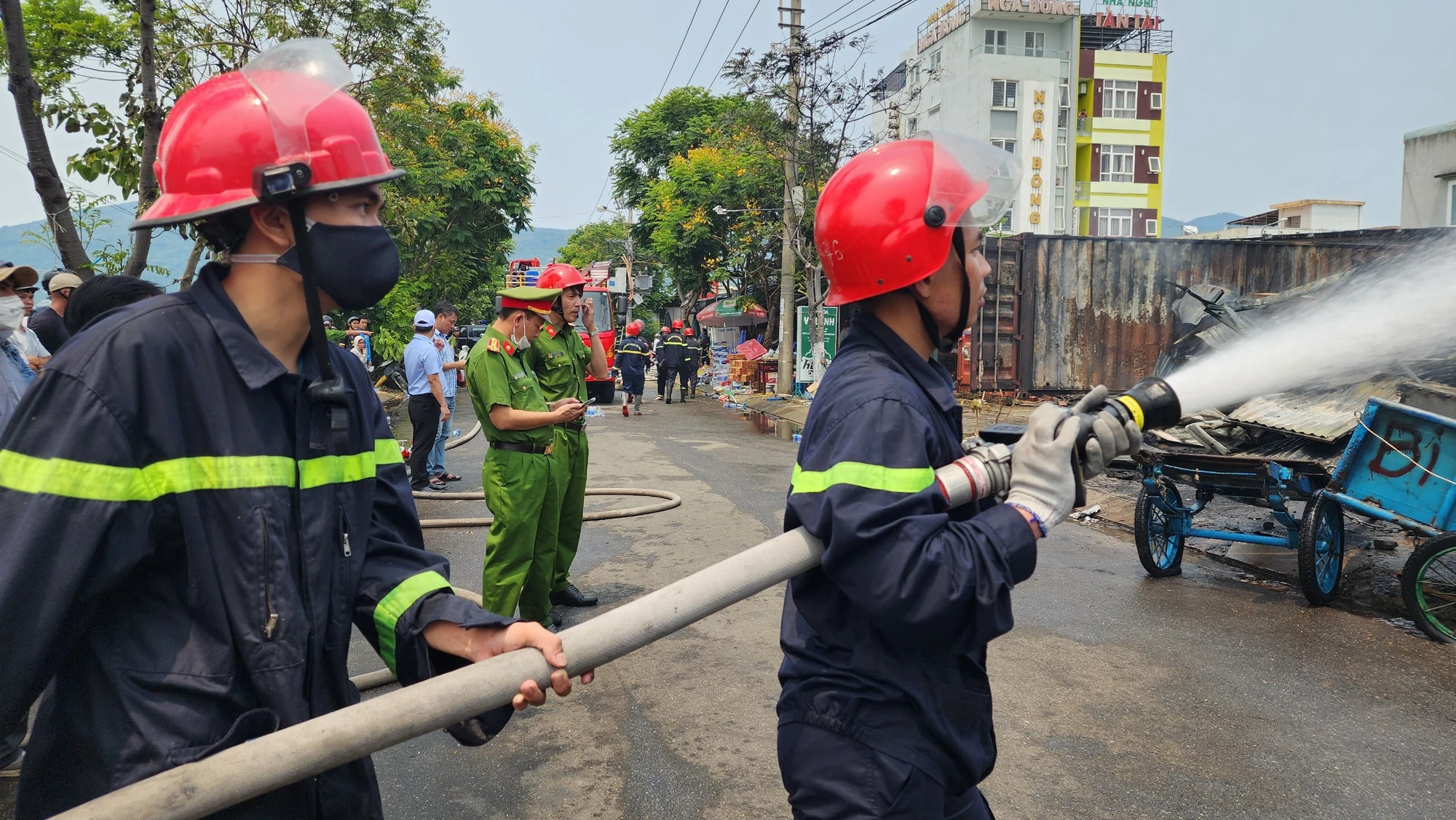 au-thuyen-tho-quang-phun.jpg