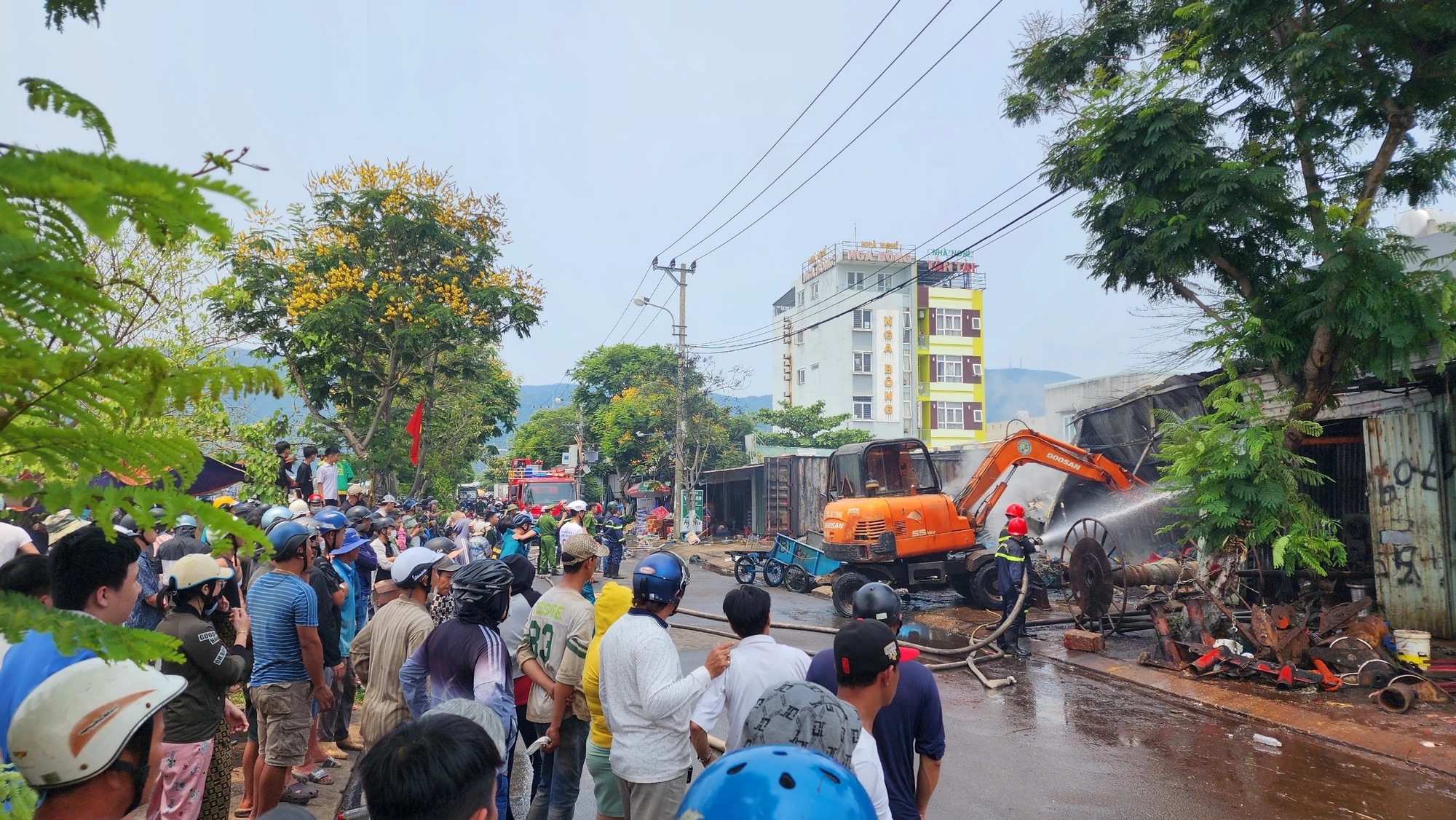 au-thuyen-tho-quang-xem.jpg