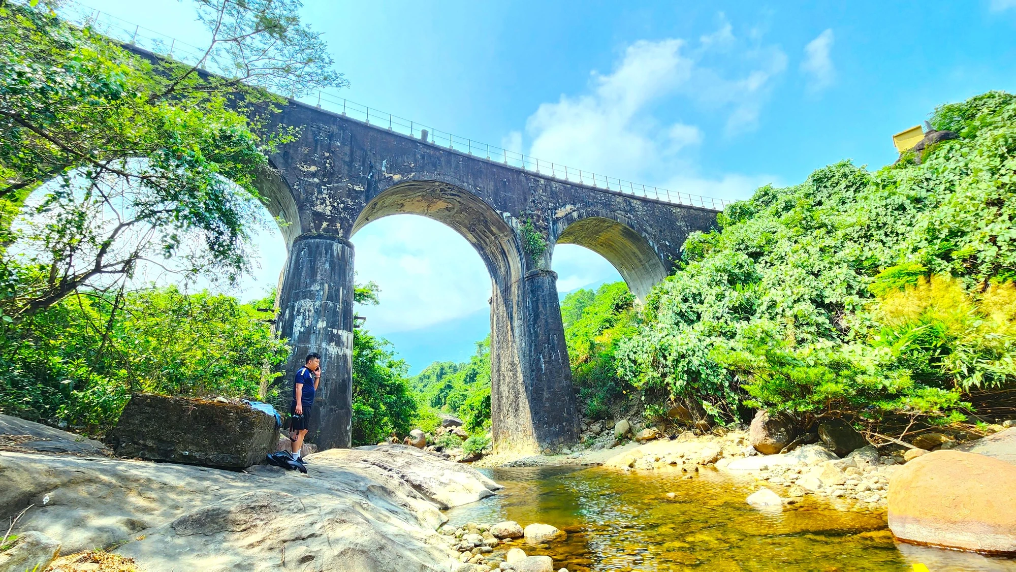 du-khach-cau-duong-sat.jpg
