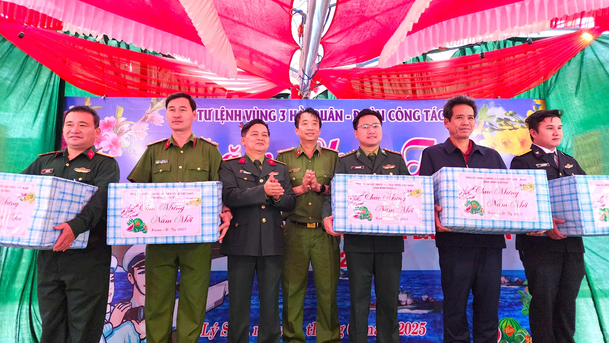 doan-tang-qua.jpg