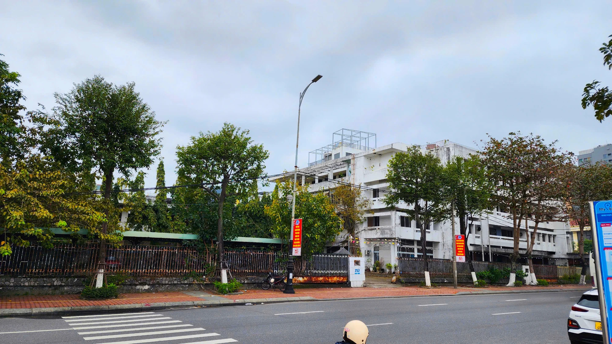 bán đấu giá