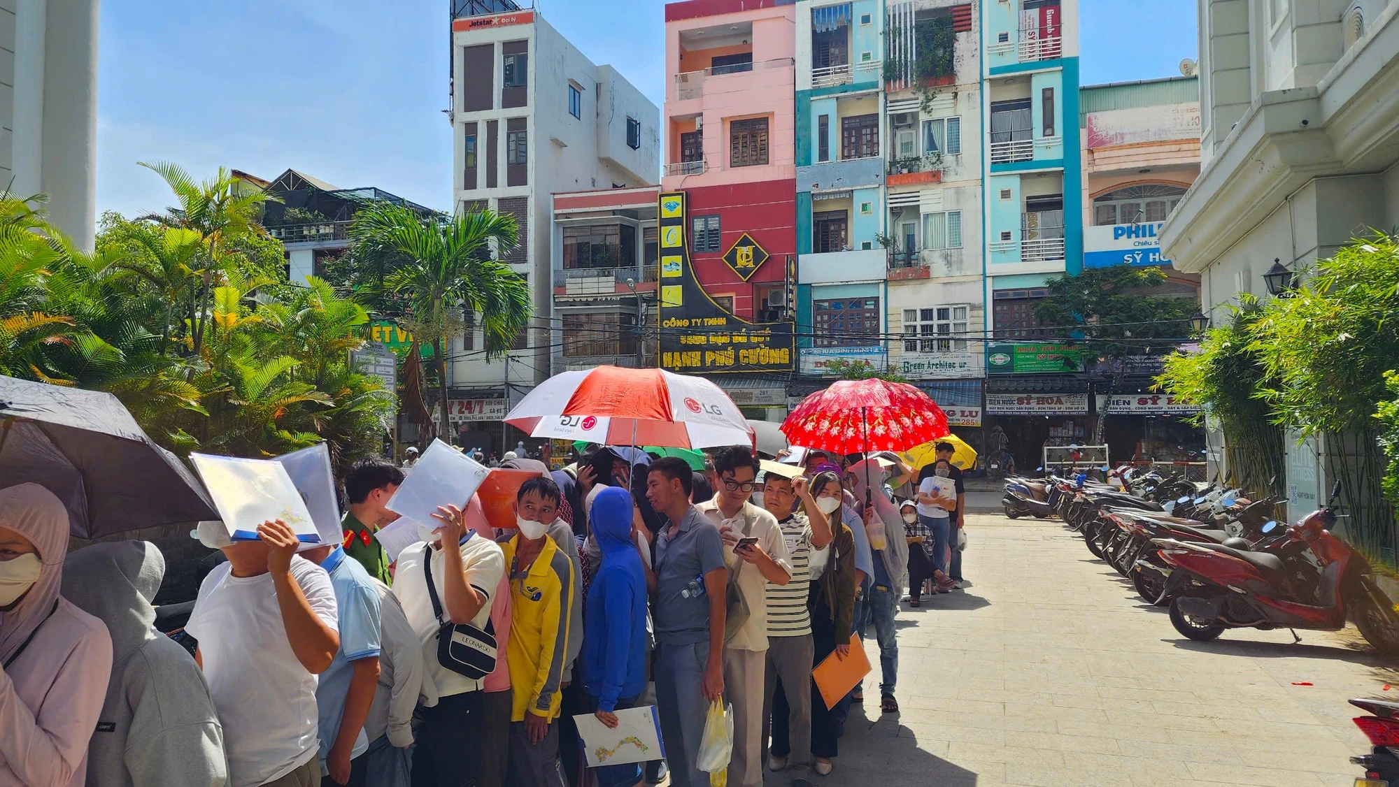 Người dân Đà Nẵng 'xí chỗ' từ chiều hôm trước để đăng ký mua nhà ở xã hội