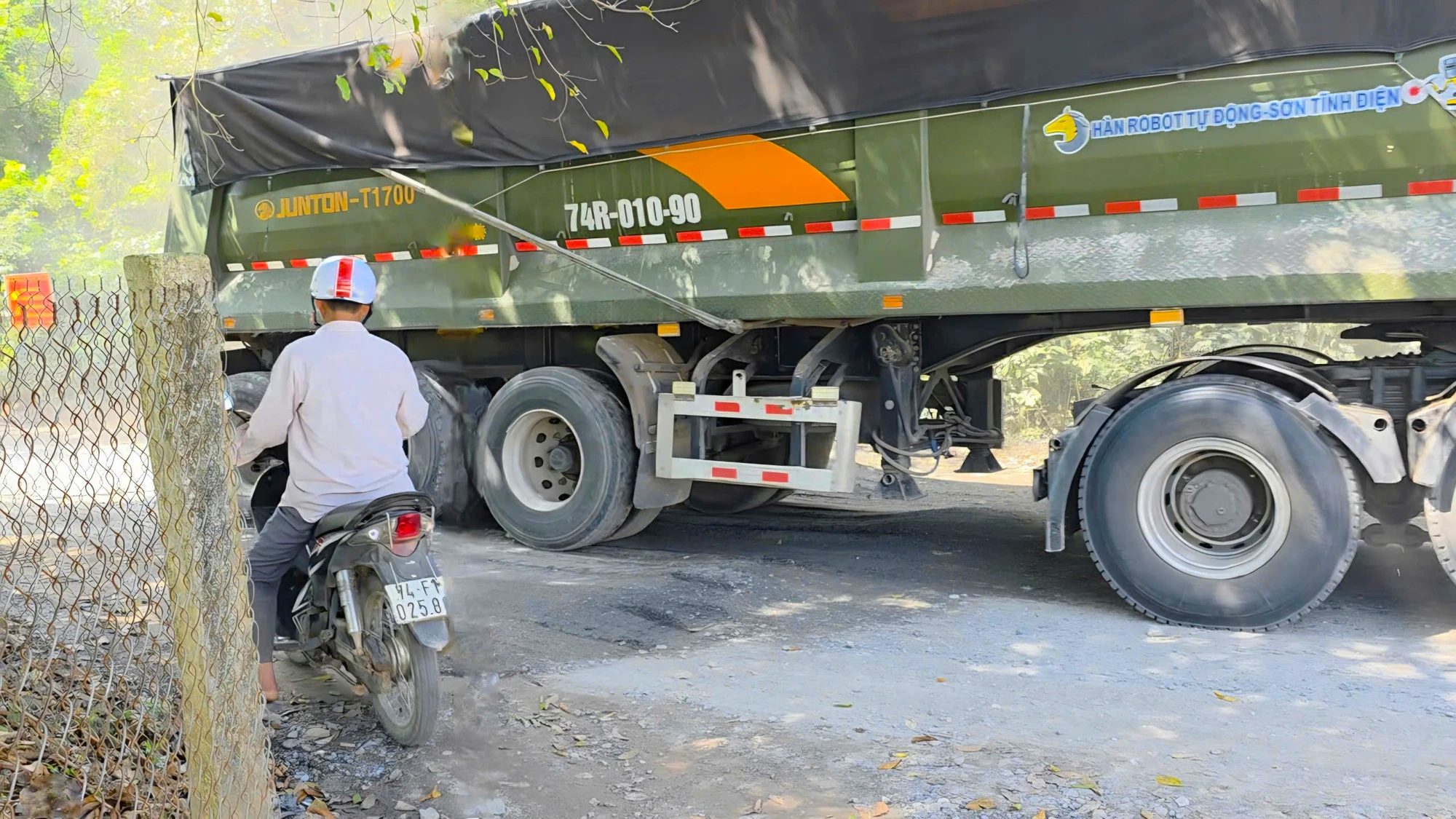 Không có biển hạn chế tải trọng, đường dân sinh bị xe tải 'băm nát'